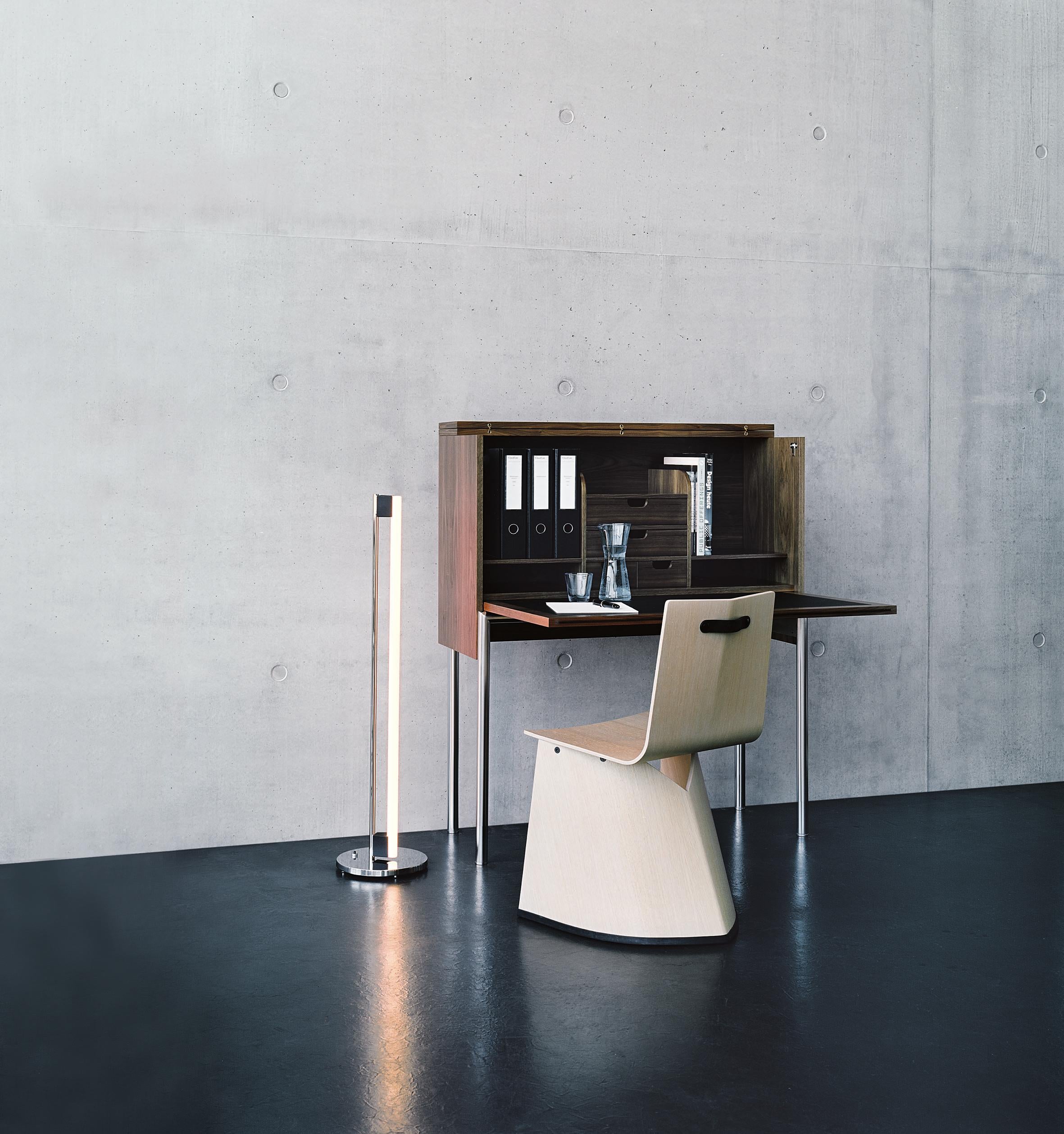 https://a.1stdibscdn.com/classicon-venus-chair-in-wood-by-konstantin-grcic-for-sale-picture-3/12330573/f_138498911551428025542/Holzherr_Orcus_alt_Venus_Tublelight_2_2_master.jpg
