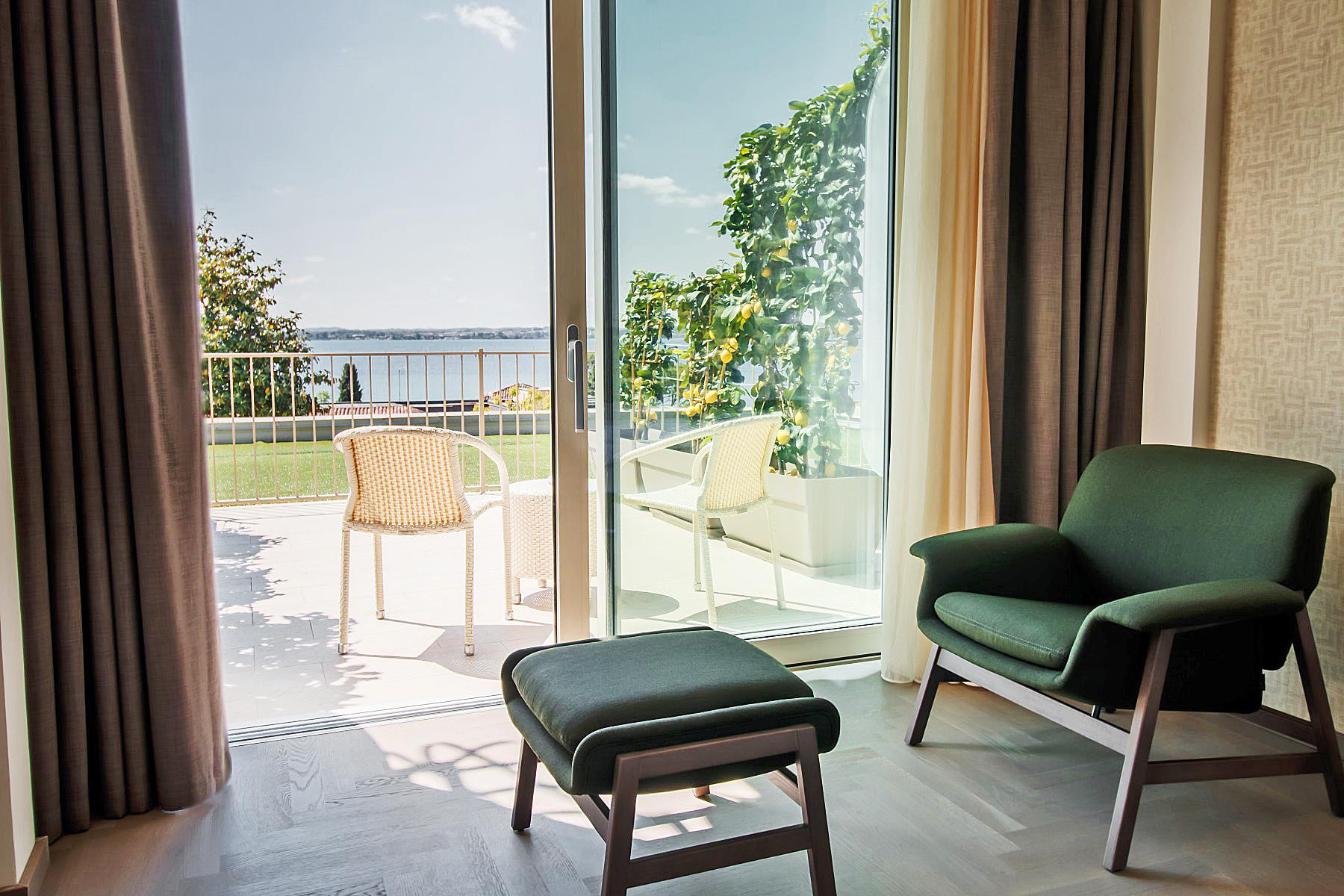 https://a.1stdibscdn.com/tacchini-agnese-armchair-designed-by-gianfranco-frattini-for-sale-picture-2/f_44652/f_215434921606163426981/HotelOlivi_1_master.jpg