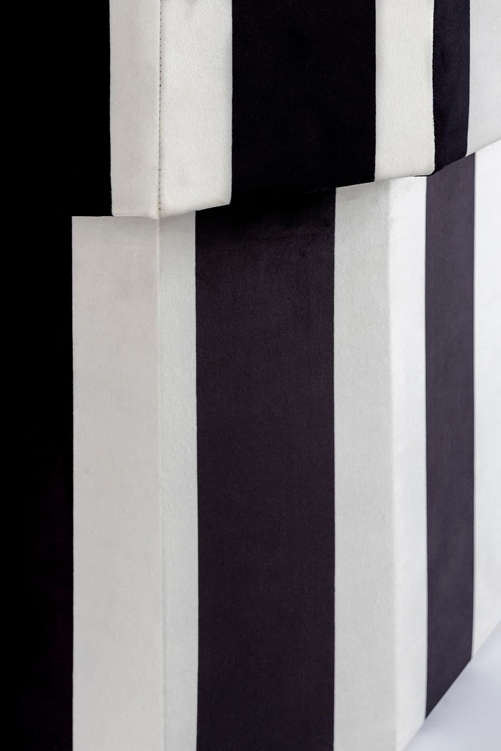 https://a.1stdibscdn.com/viva-stripe-black-and-white-bench-by-houtique-for-sale-picture-5/f_12192/f_349874621687901909446/Houtique_viva_bench_stripe_008xl_06_HIGHRES_LOWRES_master.jpg