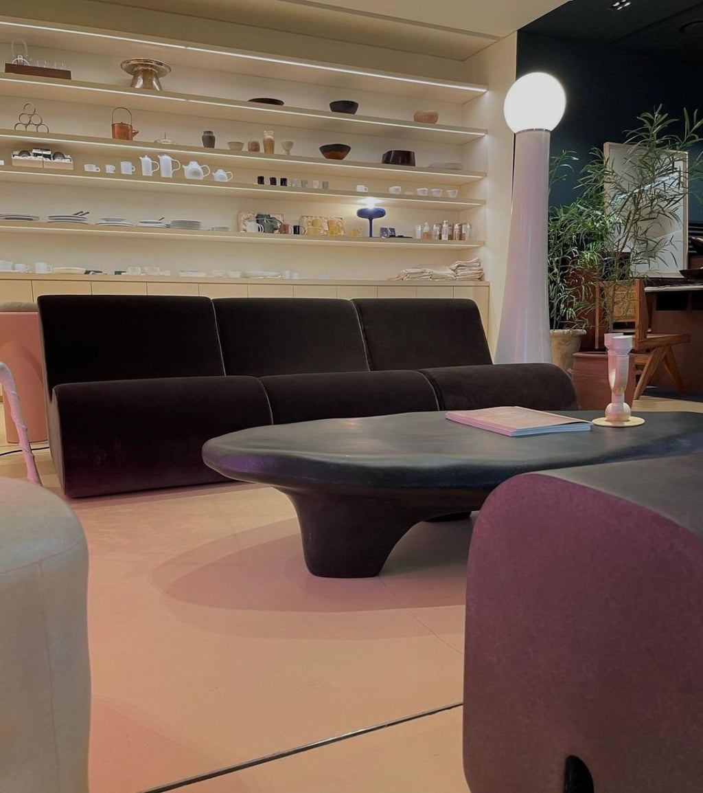 https://a.1stdibscdn.com/organic-form-small-tripod-black-fiberglass-coffee-table-by-kar-for-sale-picture-15/f_12192/f_429472621744798439156/IMG_0012_master.JPG