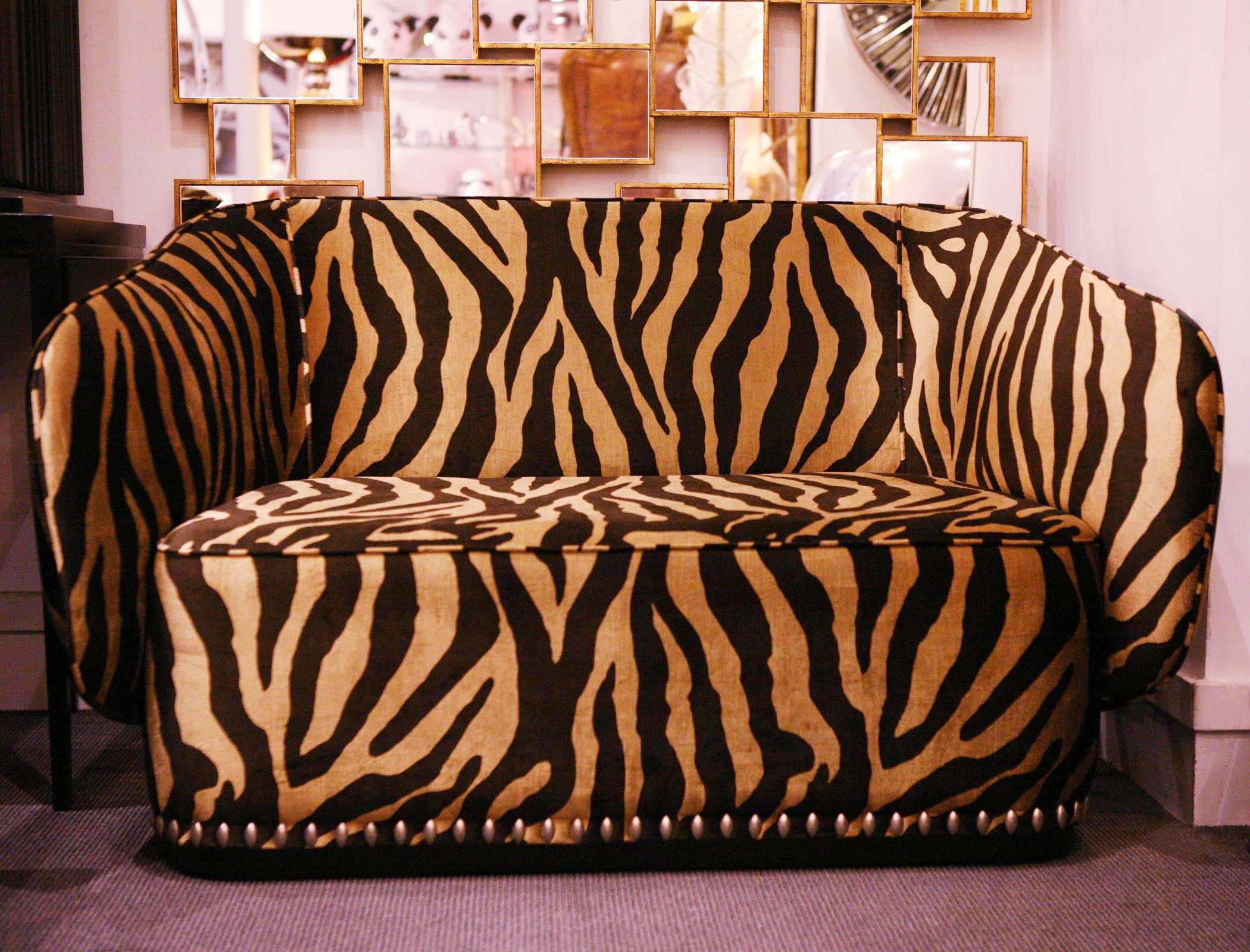 https://a.1stdibscdn.com/zebra-gold-sofa-in-velvet-fabric-for-sale-picture-2/archivesE/upload/f_14282/1521461766198/IMG_0041_master.JPG