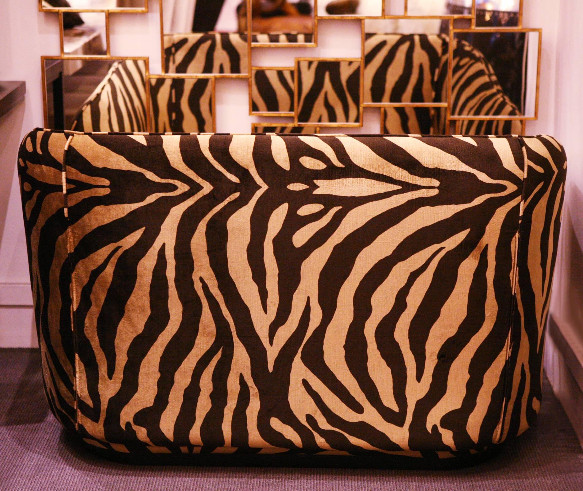 https://a.1stdibscdn.com/zebra-gold-sofa-in-velvet-fabric-for-sale-picture-7/archivesE/upload/f_14282/1521461777912/IMG_0055_master.JPG