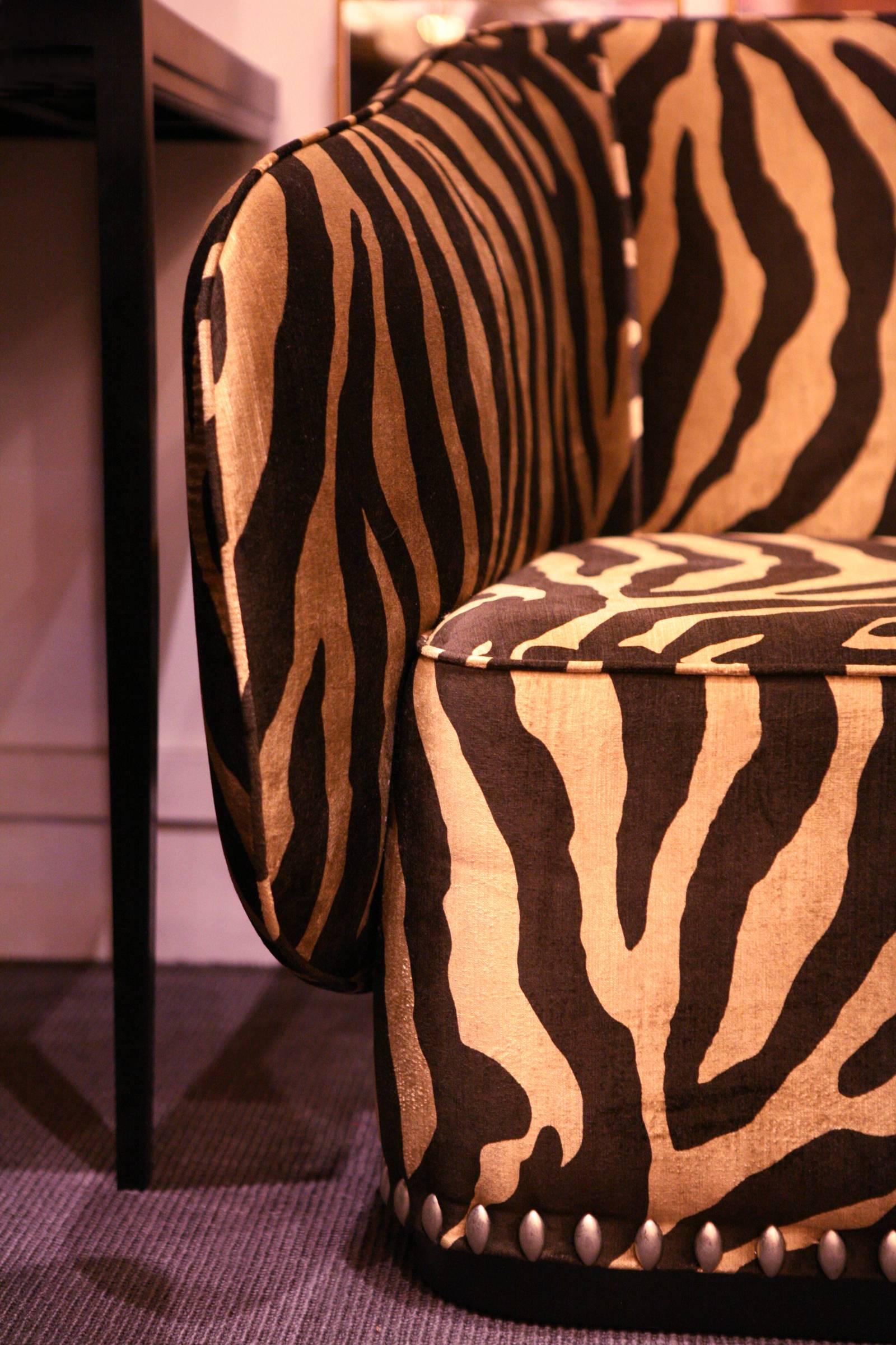 https://a.1stdibscdn.com/zebra-gold-sofa-in-velvet-fabric-for-sale-picture-8/archivesE/upload/f_14282/1521461786370/IMG_0078_master.JPG