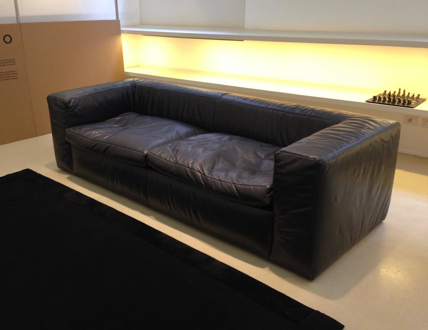 https://a.1stdibscdn.com/21st-century-modern-italian-sofa-upholstered-in-leather-for-sale-picture-5/f_48381/f_161981321740491647578/IMG_0150_master.jpg