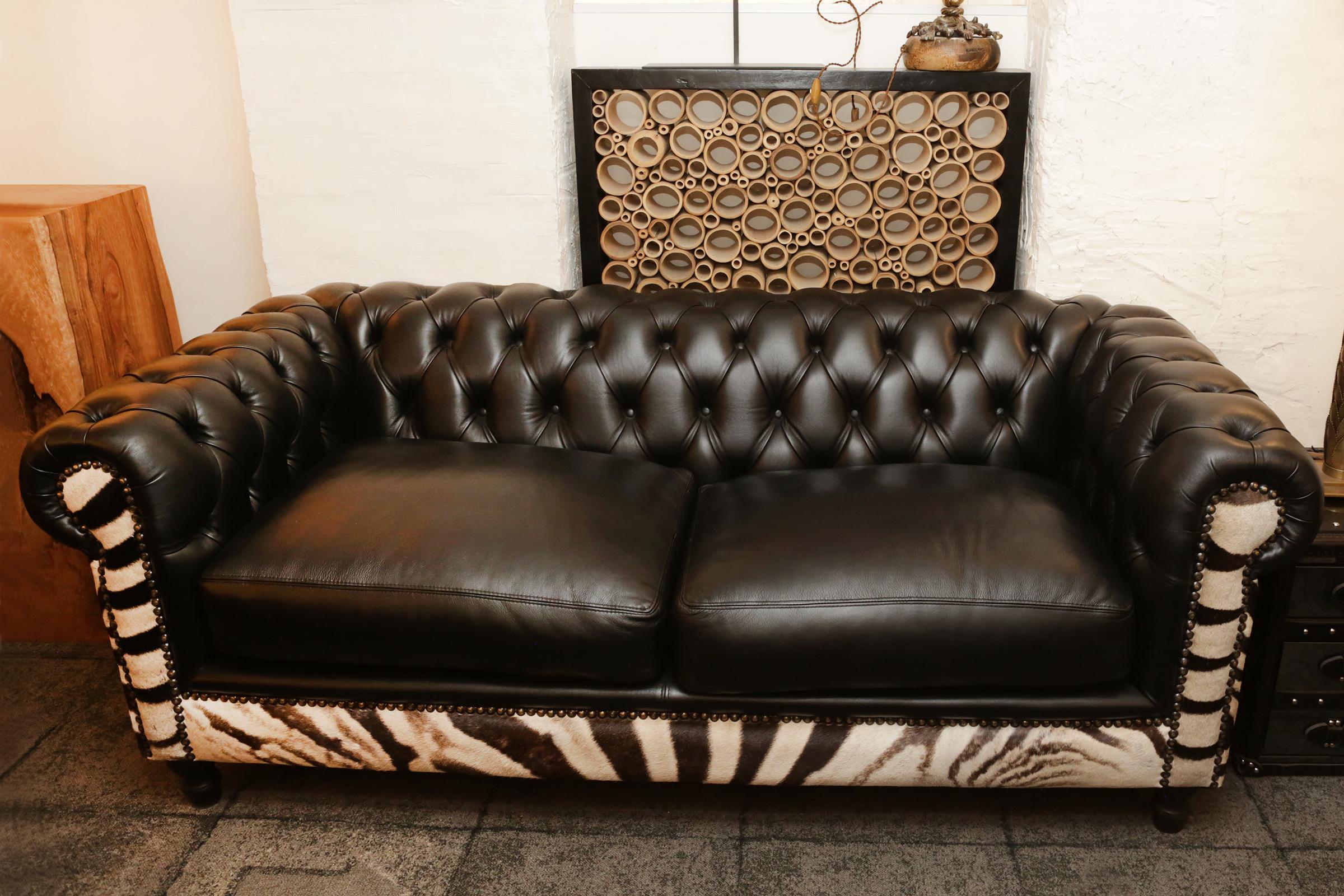 https://a.1stdibscdn.com/zebra-sofa-with-real-zebra-skin-and-black-leather-for-sale-picture-2/f_14282/1577454292079/IMG_0152_master.JPG