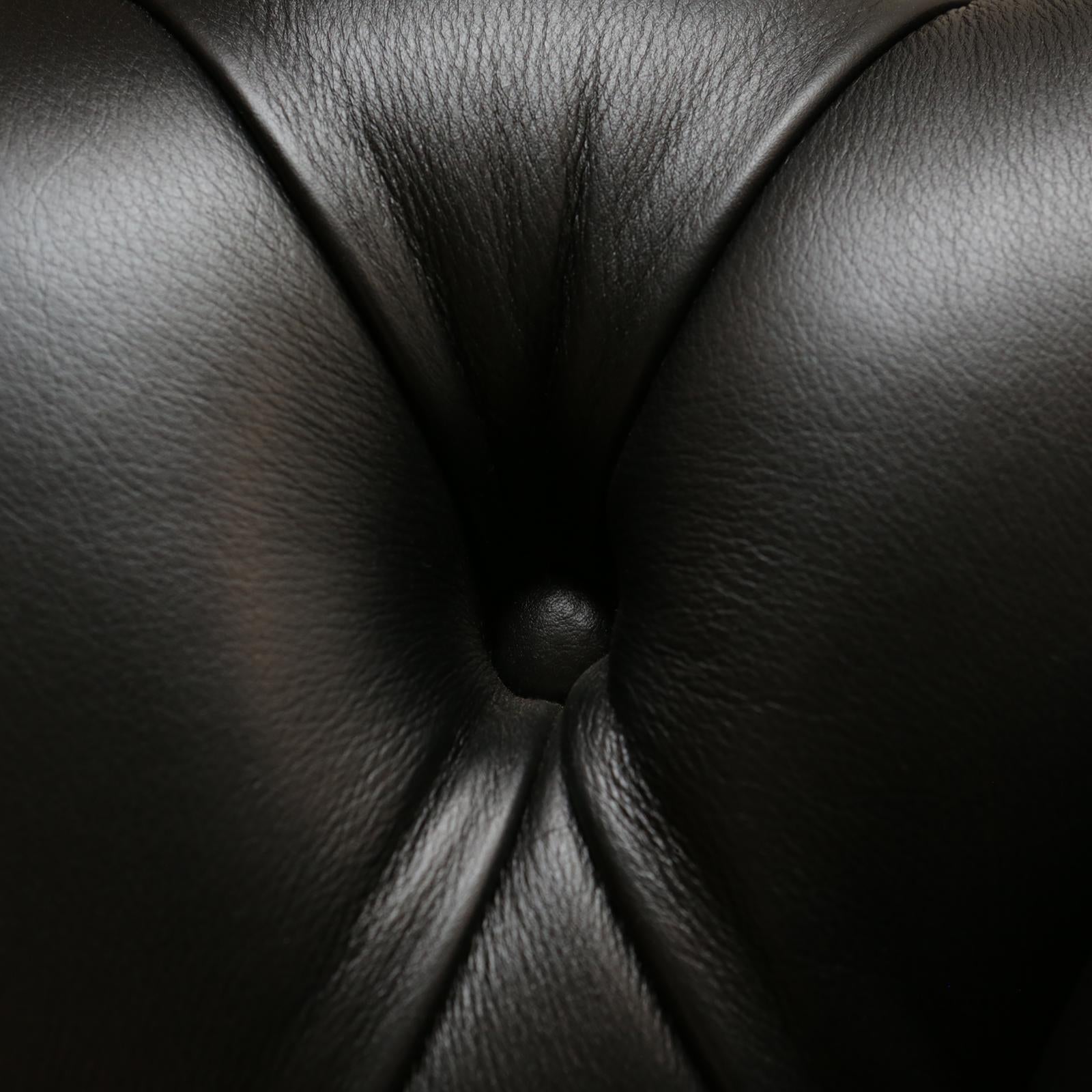 https://a.1stdibscdn.com/zebra-sofa-with-real-zebra-skin-and-black-leather-for-sale-picture-10/f_14282/1577454290652/IMG_0163_master.JPG
