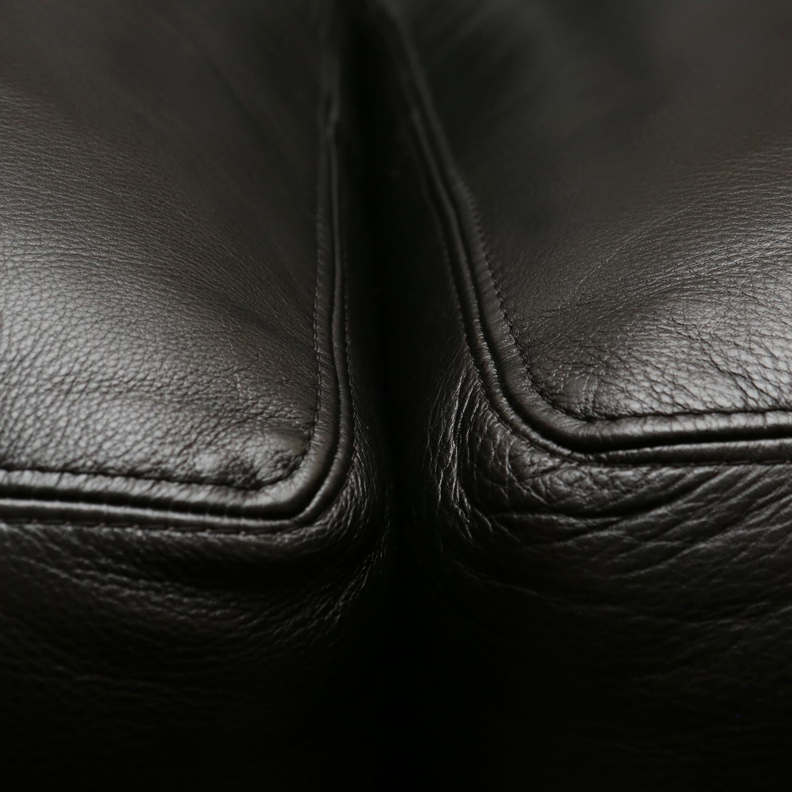 https://a.1stdibscdn.com/zebra-sofa-with-real-zebra-skin-and-black-leather-for-sale-picture-11/f_14282/1577454293243/IMG_0164_master.JPG