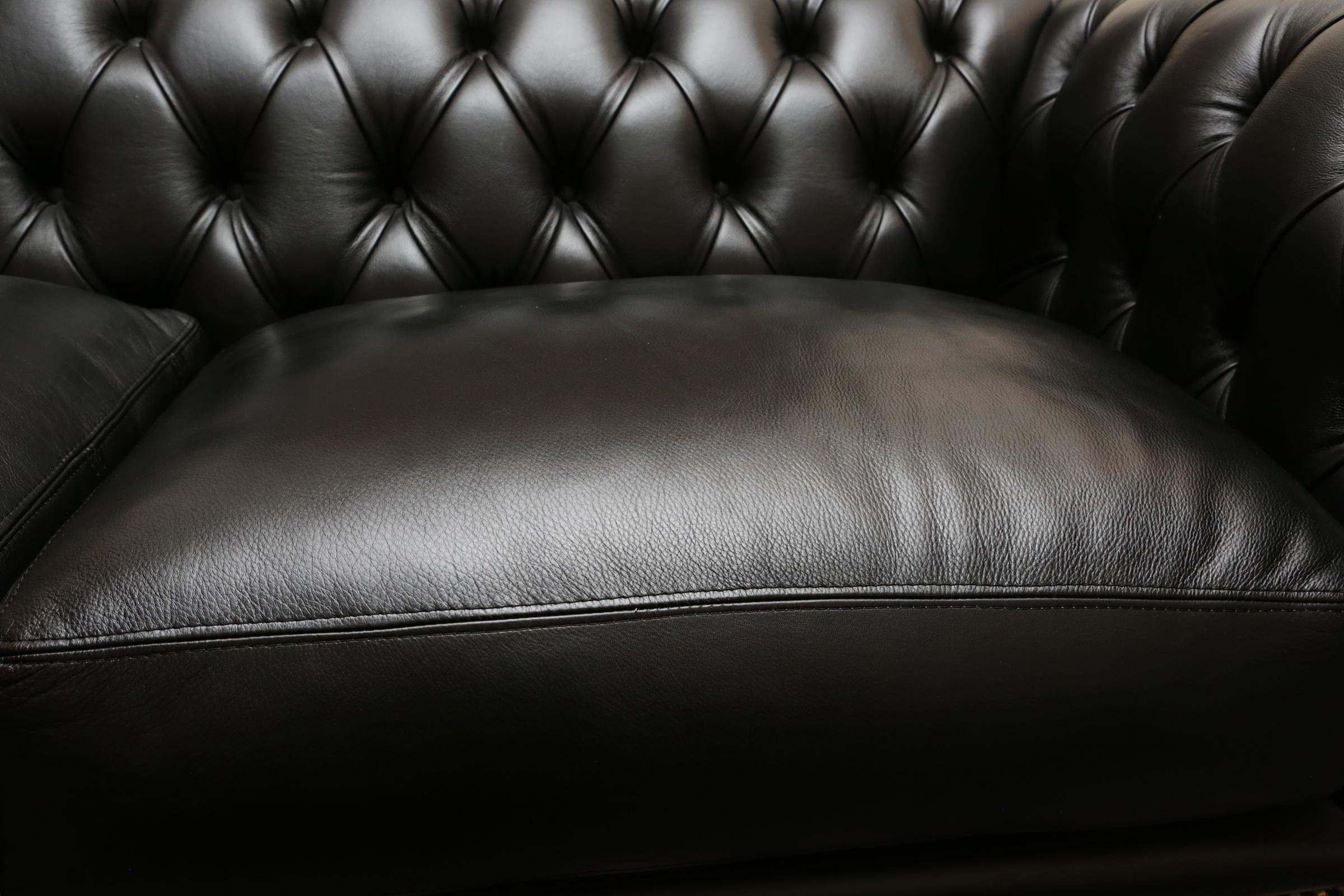 https://a.1stdibscdn.com/zebra-sofa-with-real-zebra-skin-and-black-leather-for-sale-picture-9/f_14282/1577454296203/IMG_0165_master.JPG