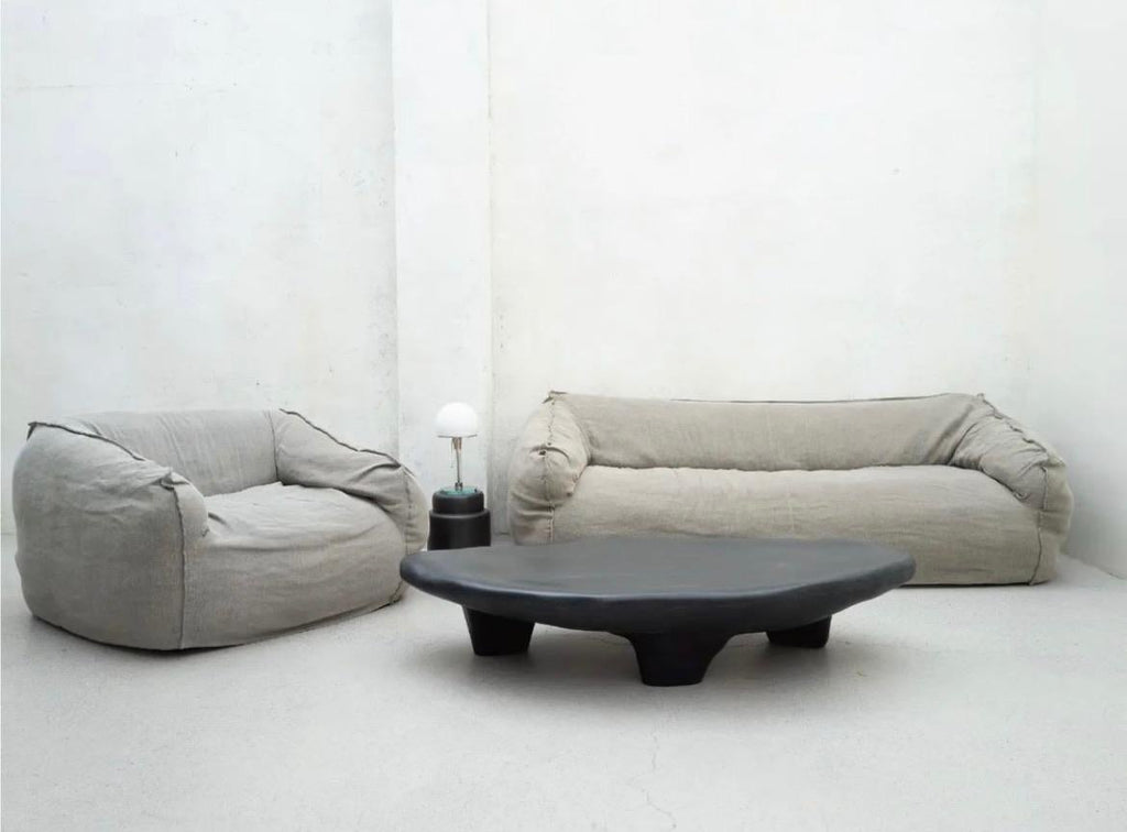 https://a.1stdibscdn.com/organic-form-small-tripod-black-fiberglass-coffee-table-by-kar-for-sale-picture-12/f_12192/f_429472621744798438932/IMG_0186_master.JPG