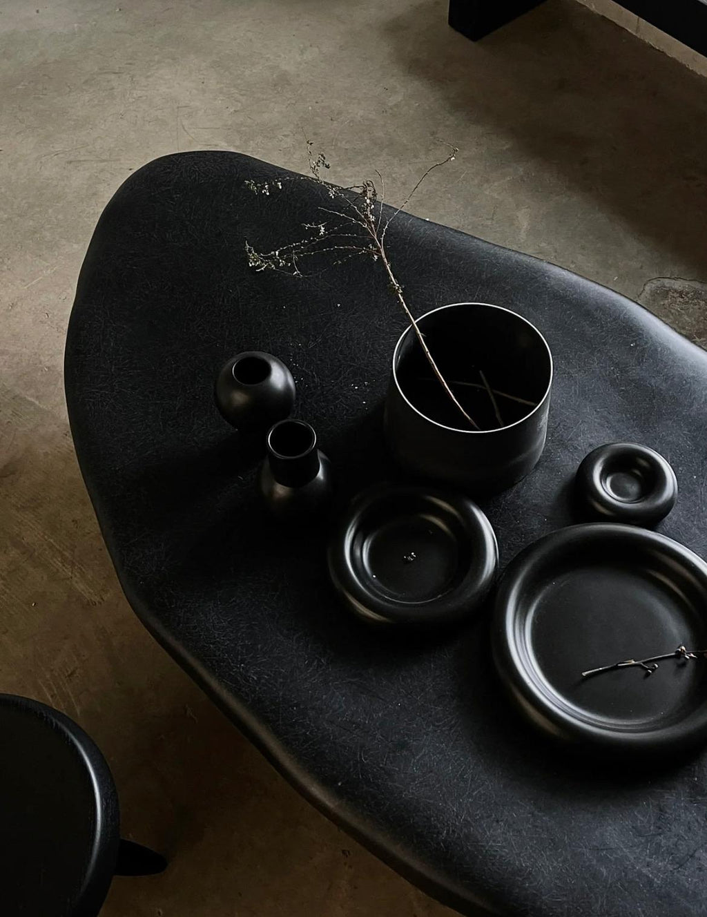 https://a.1stdibscdn.com/organic-form-small-tripod-black-fiberglass-coffee-table-by-kar-for-sale-picture-11/f_12192/f_429472621744798439318/IMG_0198_master.JPG