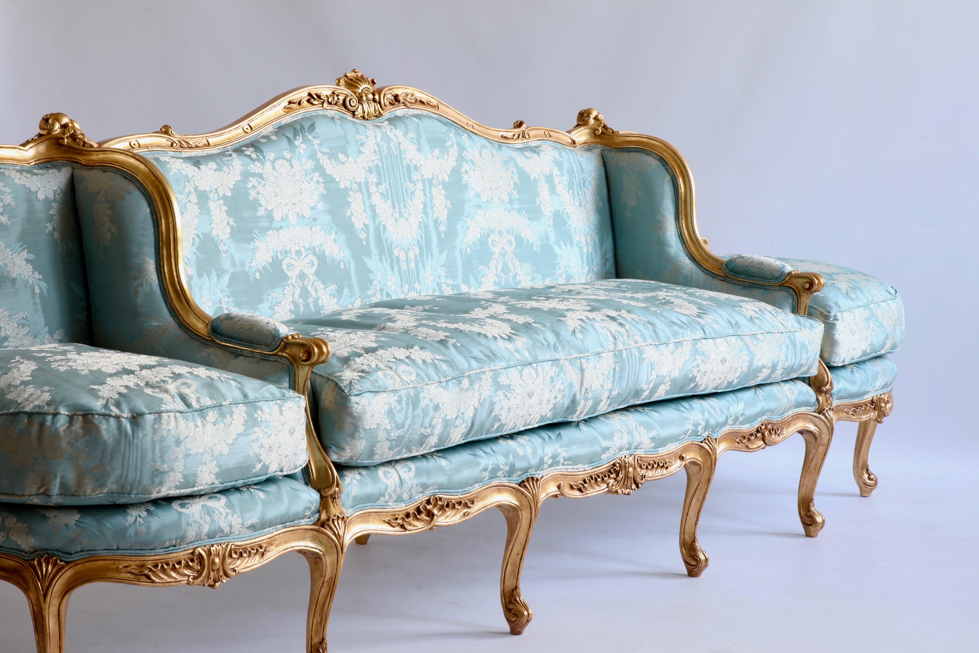 https://a.1stdibscdn.com/giltwood-sofa-hand-carved-in-the-louis-xv-style-for-sale-picture-13/f_23353/f_217465421607607148042/IMG_0276_master.jpg