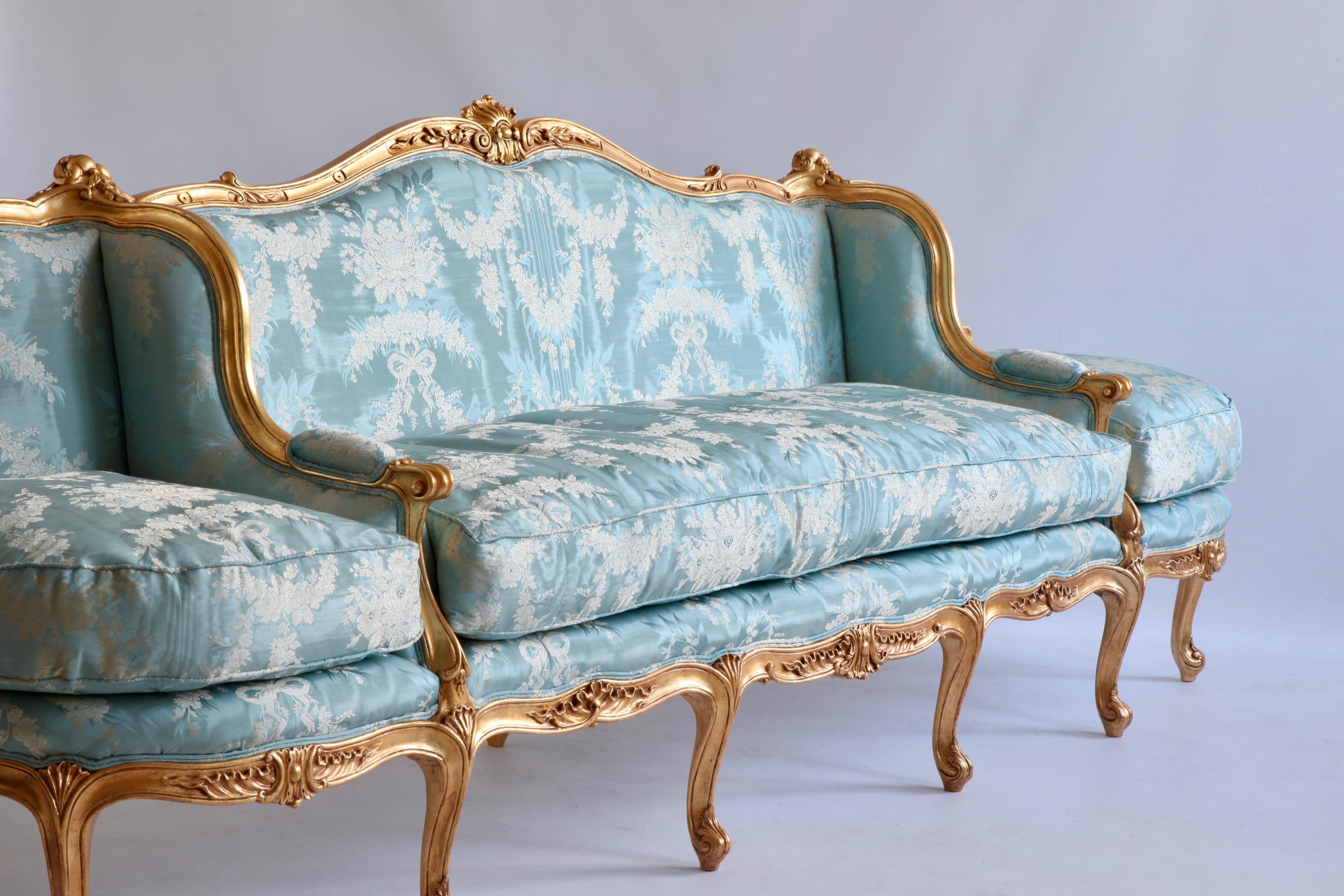 https://a.1stdibscdn.com/giltwood-sofa-hand-carved-in-the-louis-xv-style-for-sale-picture-8/f_23353/f_217465421607607145411/IMG_0279_master.jpg