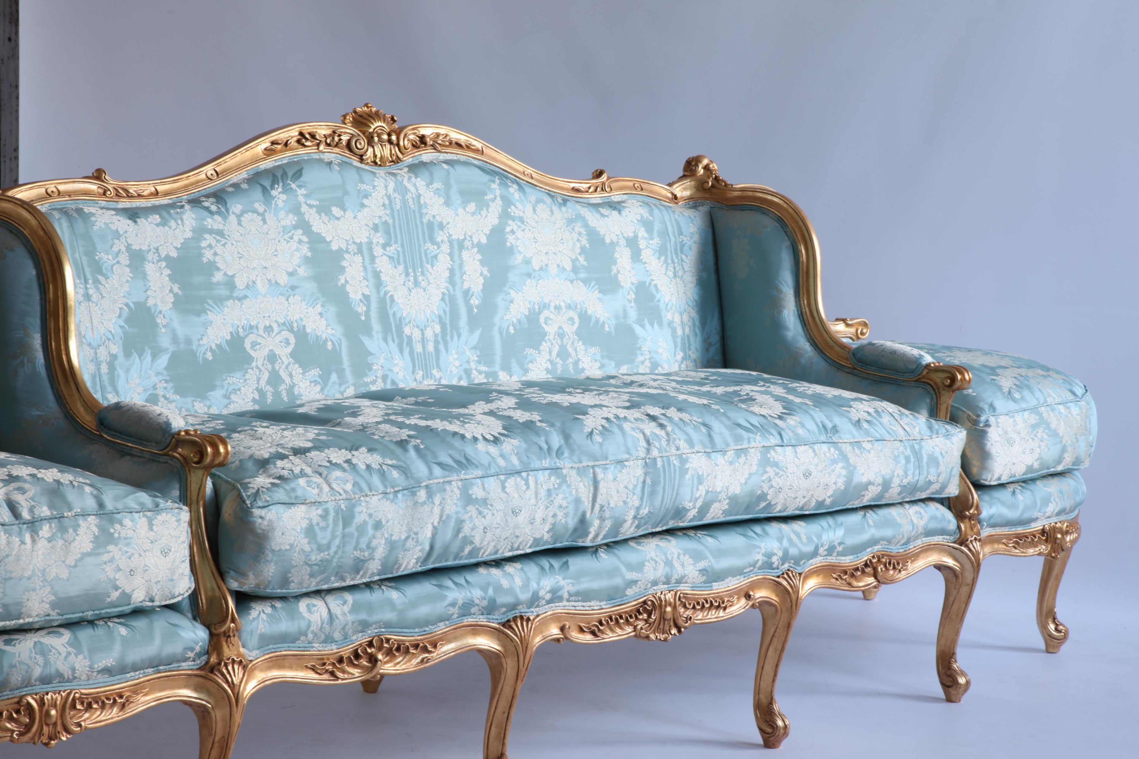 https://a.1stdibscdn.com/giltwood-sofa-hand-carved-in-the-louis-xv-style-for-sale-picture-7/f_23353/f_217465421607607144786/IMG_0281_master.jpg