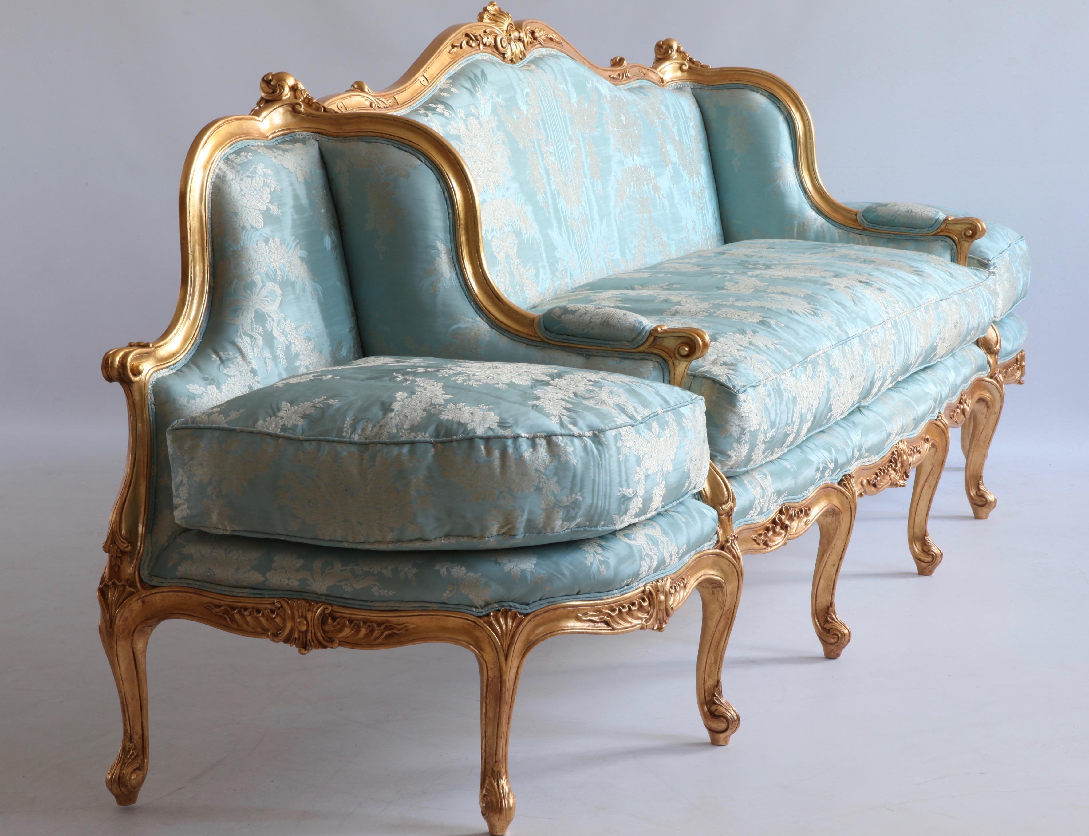 https://a.1stdibscdn.com/giltwood-sofa-hand-carved-in-the-louis-xv-style-for-sale-picture-11/f_23353/f_217465421607607147003/IMG_0282_master.jpg