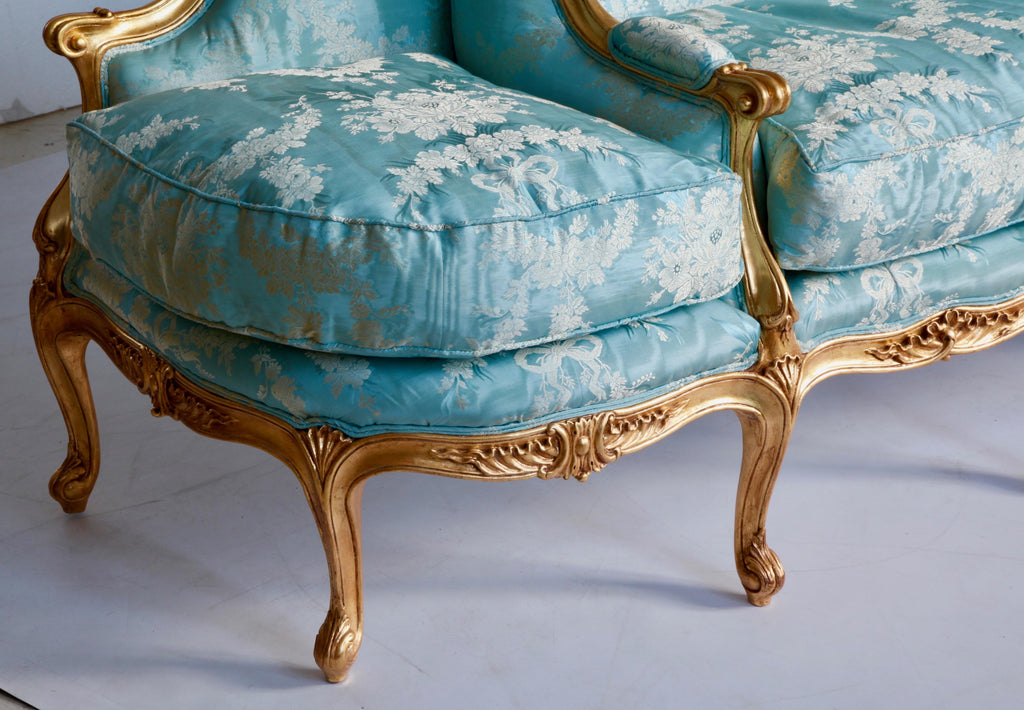 https://a.1stdibscdn.com/giltwood-sofa-hand-carved-in-the-louis-xv-style-for-sale-picture-10/f_23353/f_217465421607607146557/IMG_0285_master.jpg