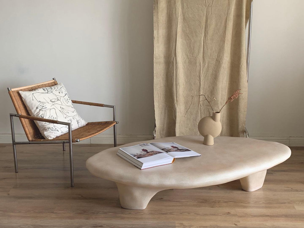 https://a.1stdibscdn.com/small-white-tripod-coffee-table-by-kar-for-sale-picture-10/f_12192/f_417181921727801303091/IMG_0297_master.JPG