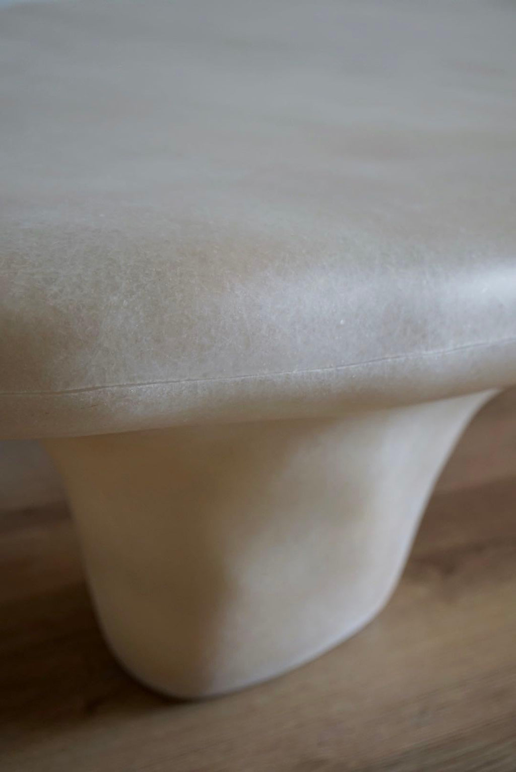 https://a.1stdibscdn.com/small-white-tripod-coffee-table-by-kar-for-sale-picture-6/f_12192/f_417181921727801298156/IMG_0300_master.JPG