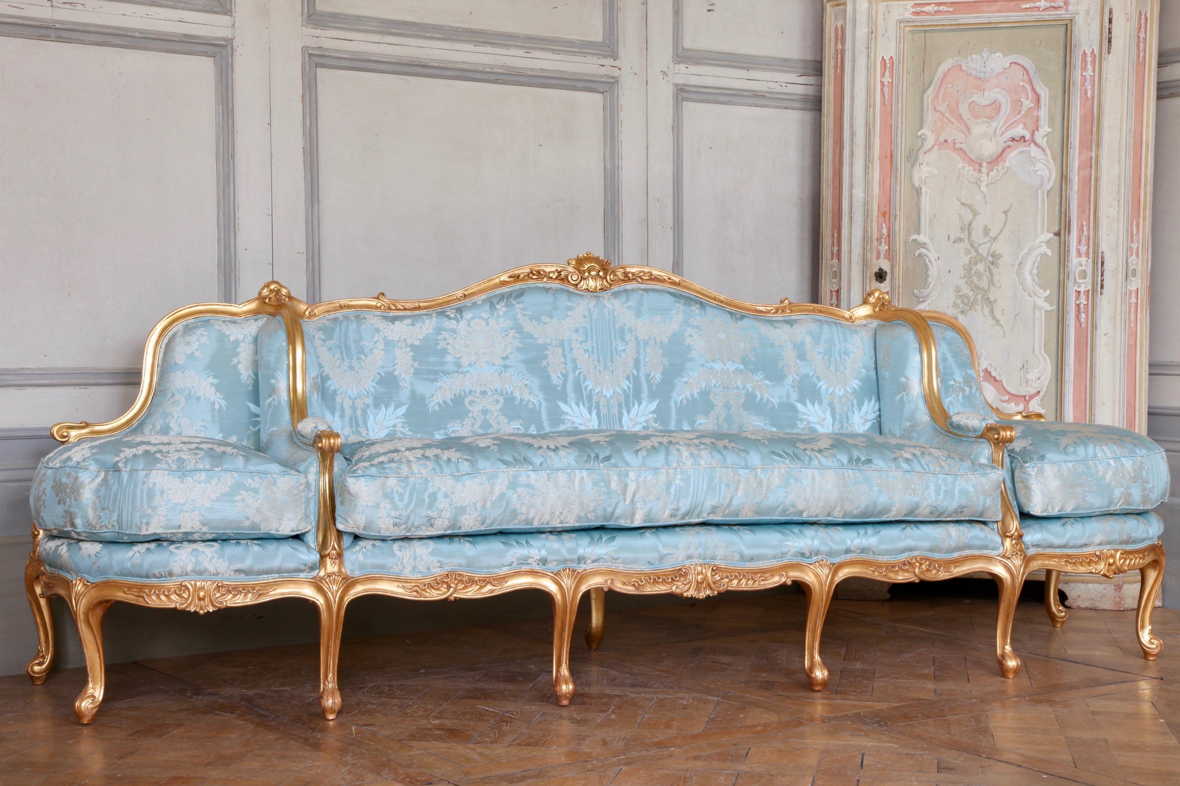 https://a.1stdibscdn.com/giltwood-sofa-hand-carved-in-the-louis-xv-style-for-sale-picture-3/f_23353/f_217465421607607142937/IMG_0302_master.jpg
