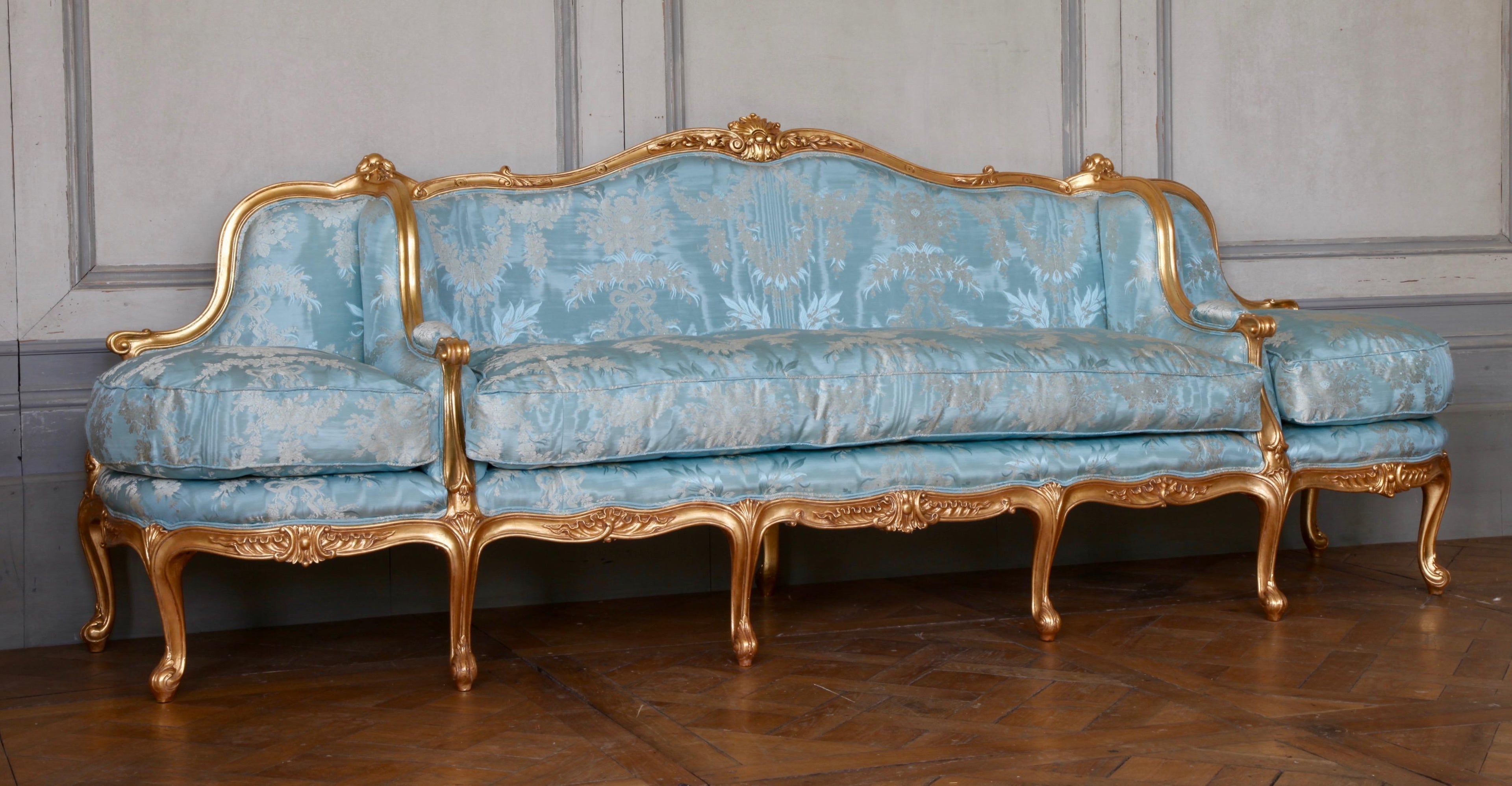 https://a.1stdibscdn.com/giltwood-sofa-hand-carved-in-the-louis-xv-style-for-sale-picture-4/f_23353/f_217465421607607143353/IMG_0307_master.jpg