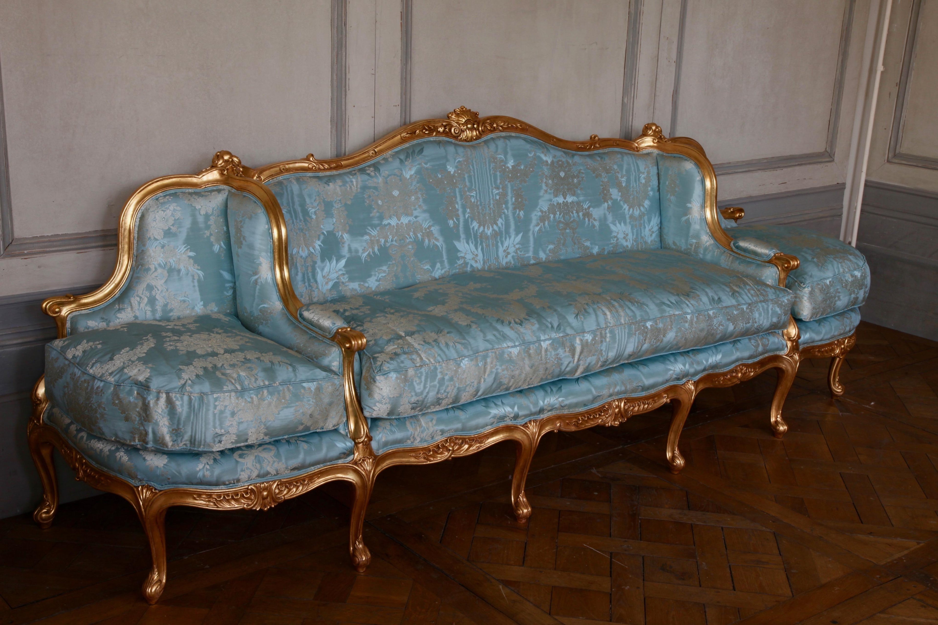 https://a.1stdibscdn.com/giltwood-sofa-hand-carved-in-the-louis-xv-style-for-sale-picture-5/f_23353/f_217465421607607143862/IMG_0316_master.jpg