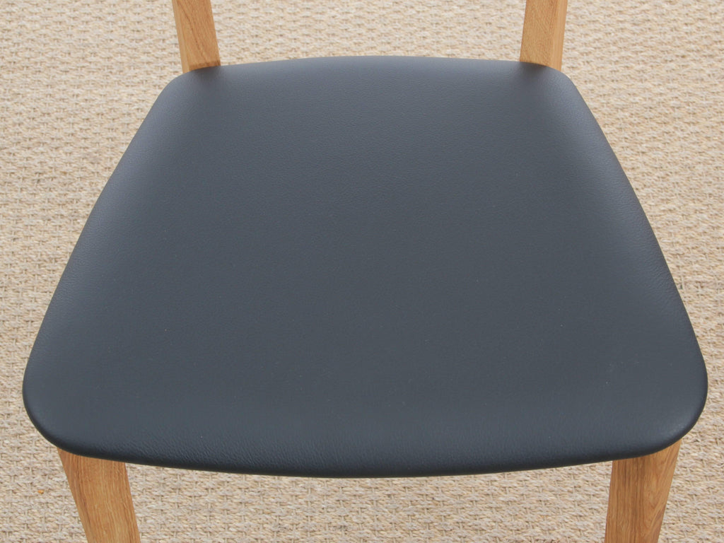 https://a.1stdibscdn.com/mid-century-modern-scandinavian-dining-chair-model-peter-by-niels-koefoed-for-sale-picture-13/f_17192/1526508768416/IMG_0480_master.JPG