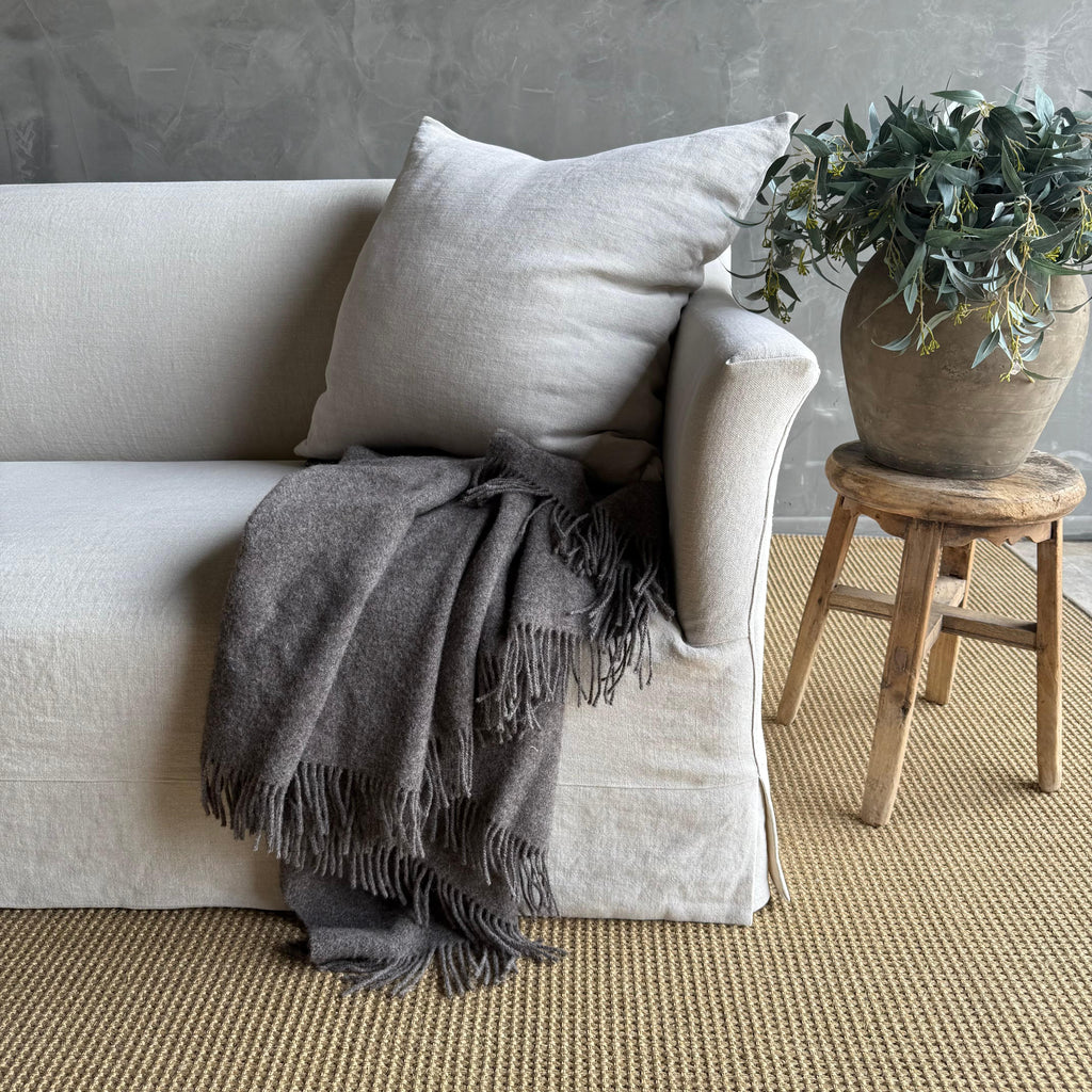 https://a.1stdibscdn.com/olivier-belgian-style-slip-covered-sofa-in-100-linen-for-sale-picture-9/f_18223/f_475478721763323341376/IMG_0662_master.jpg