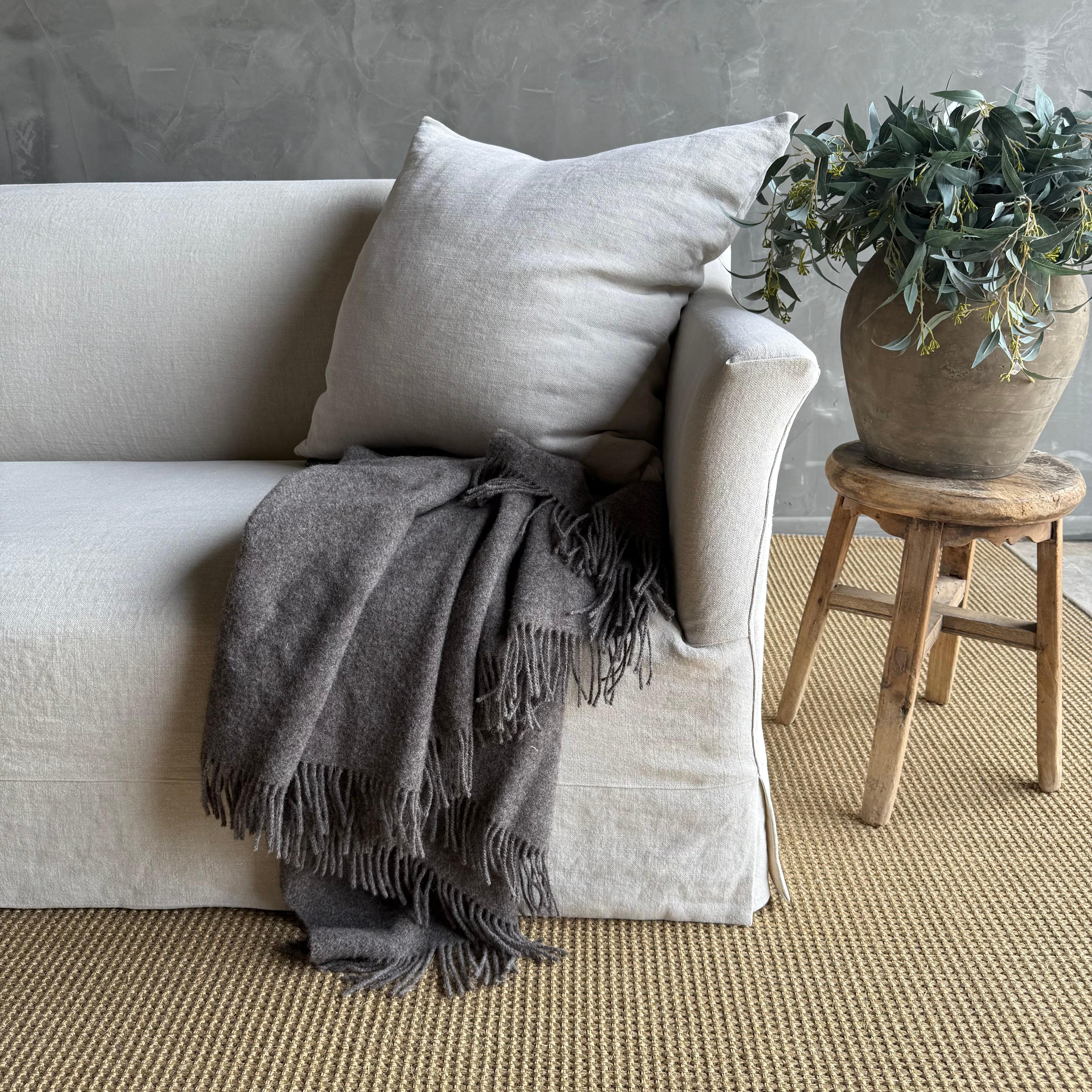 https://a.1stdibscdn.com/olivier-belgian-style-slip-covered-sofa-in-100-linen-for-sale-picture-9/f_18223/f_475478721763323341376/IMG_0662_master.jpg