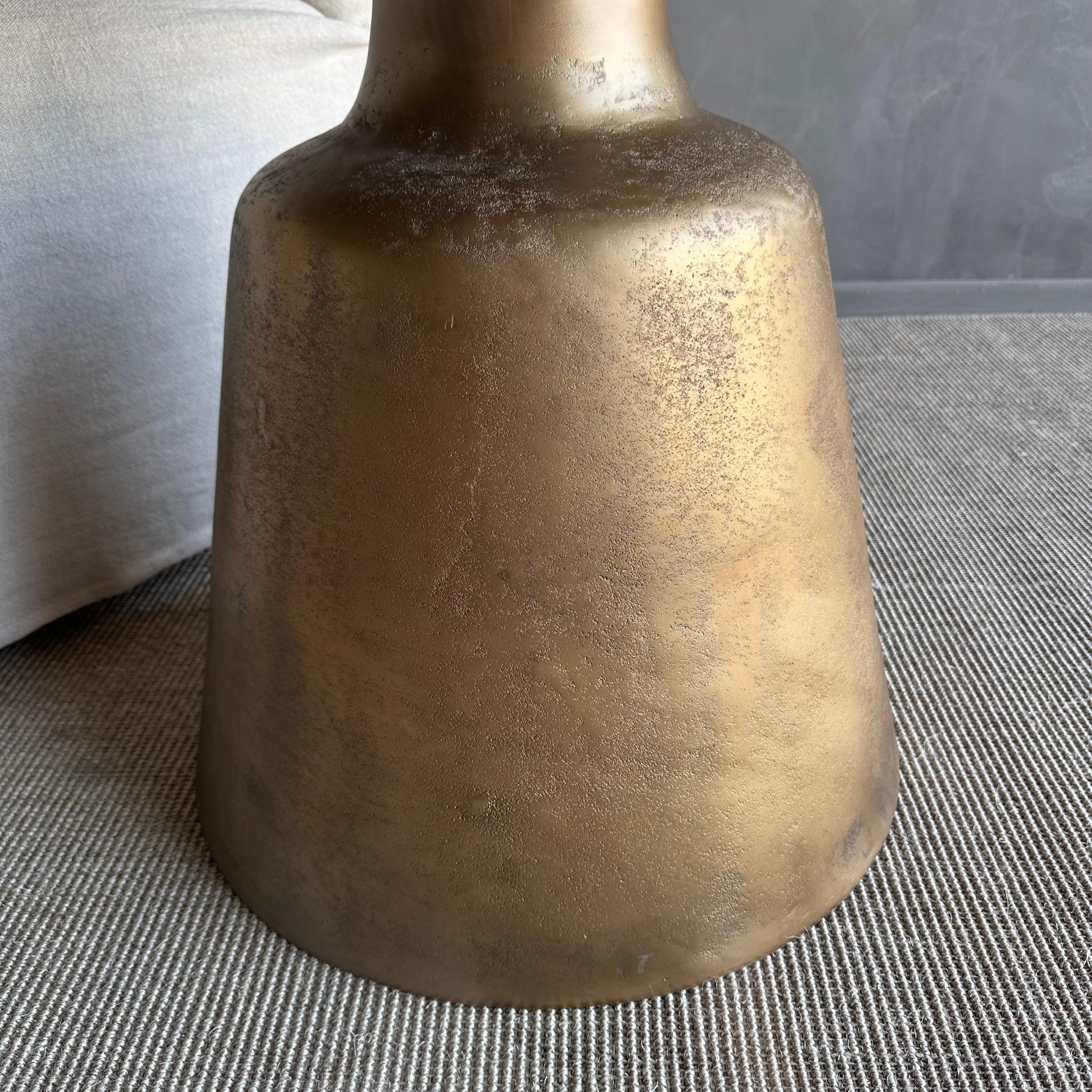 https://a.1stdibscdn.com/metal-round-dining-table-in-aged-brass-patina-for-sale-picture-3/f_18223/f_437843521740422790979/IMG_0810_master.jpg