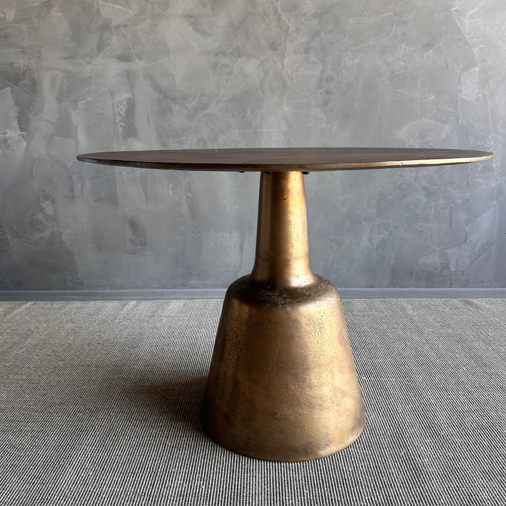 https://a.1stdibscdn.com/metal-round-dining-table-in-aged-brass-patina-for-sale-picture-4/f_18223/f_437843521740422791836/IMG_0817_master.jpg