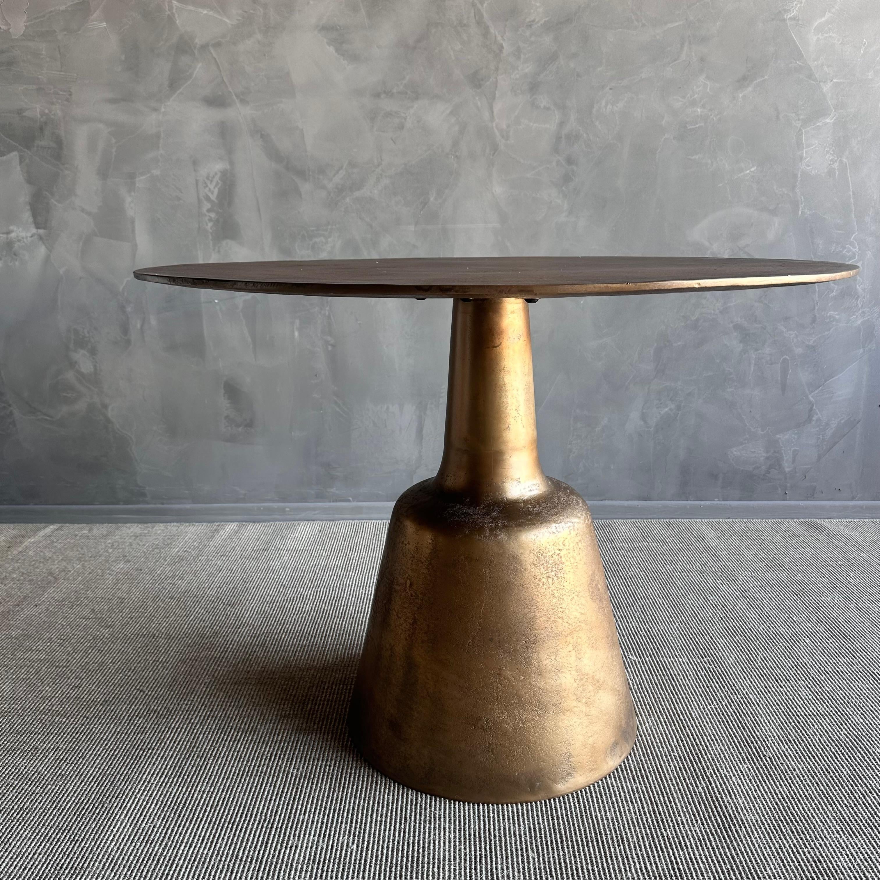 https://a.1stdibscdn.com/metal-round-dining-table-in-aged-brass-patina-for-sale-picture-4/f_18223/f_437843521740422791836/IMG_0817_master.jpg