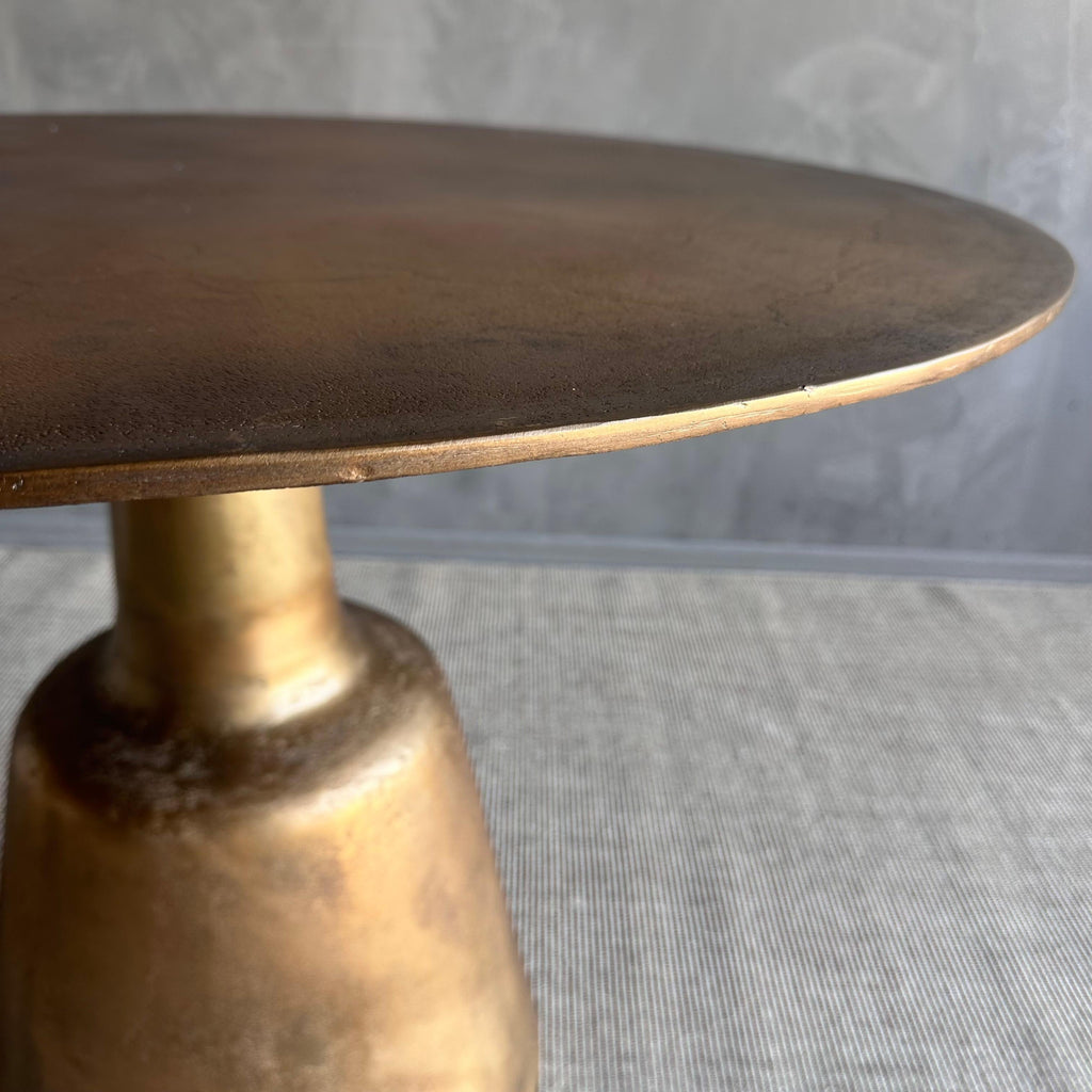 https://a.1stdibscdn.com/metal-round-dining-table-in-aged-brass-patina-for-sale-picture-8/f_18223/f_437843521740422794867/IMG_0822_master.jpg