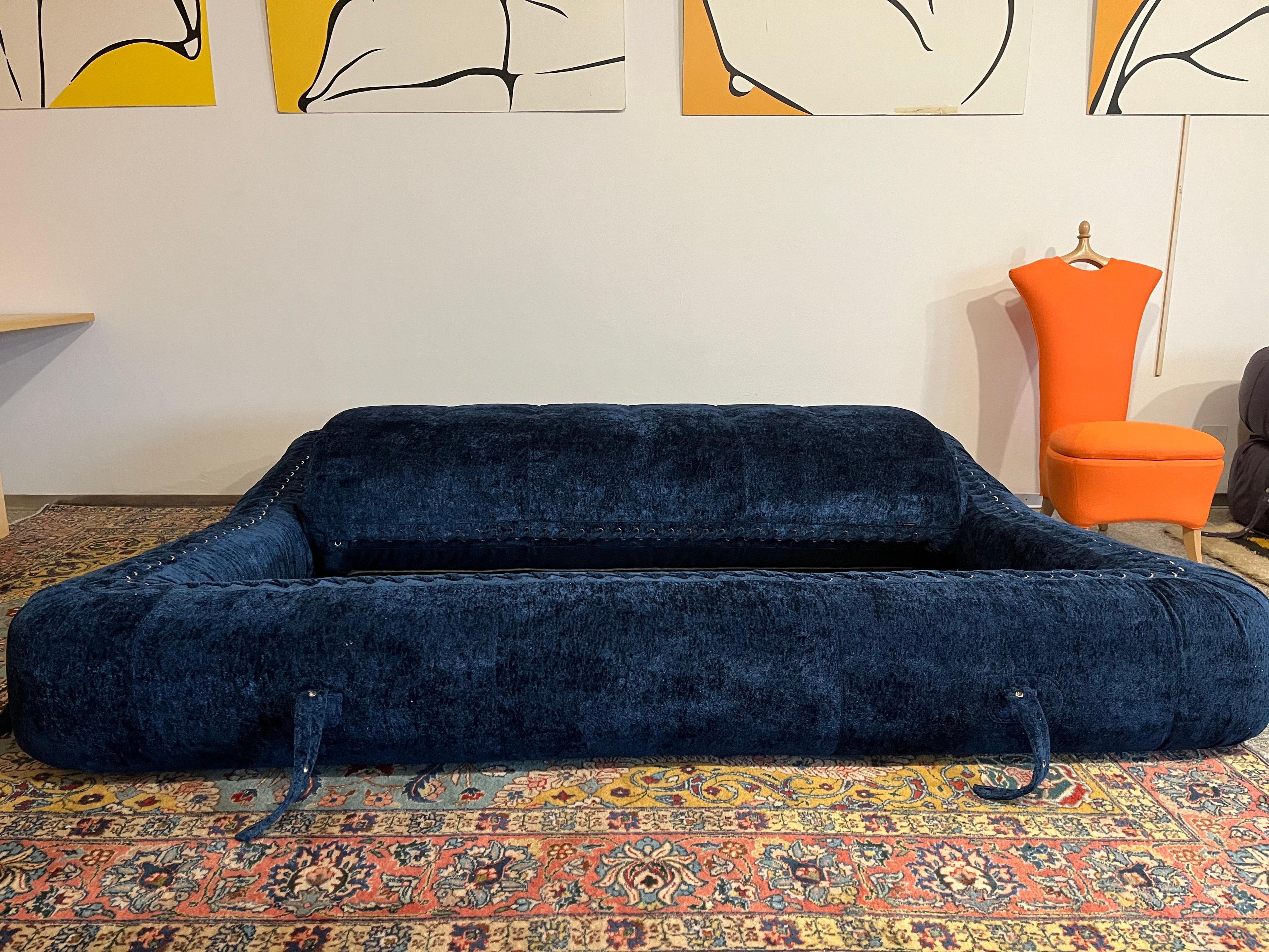https://a.1stdibscdn.com/giovannetti-1970s-anfibio-foldable-sofa-blue-colored-fabric-project-becchi-for-sale-picture-3/f_52352/f_353769121690206409807/IMG_1066_master.jpeg