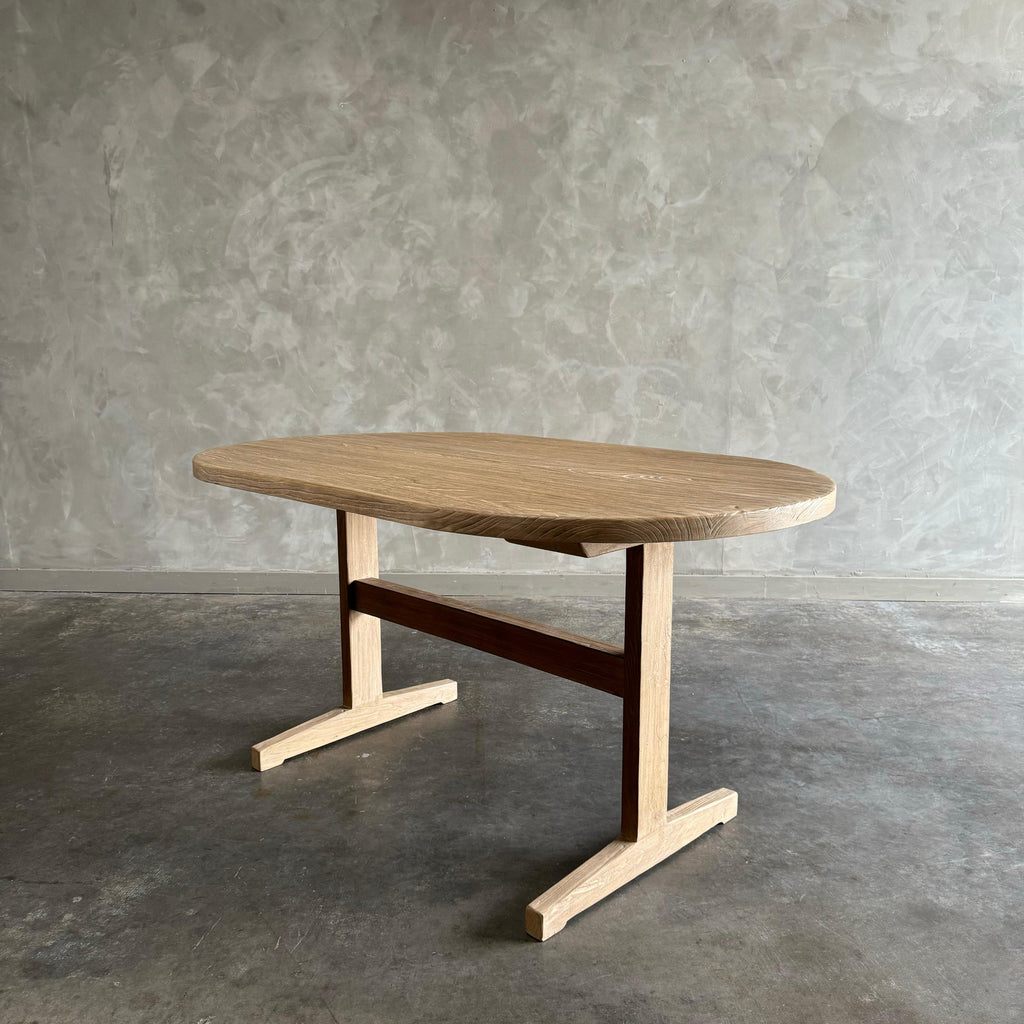 https://a.1stdibscdn.com/tami-oval-dining-table-for-sale-picture-11/f_18223/f_408229321722093274681/IMG_1071_master.jpeg