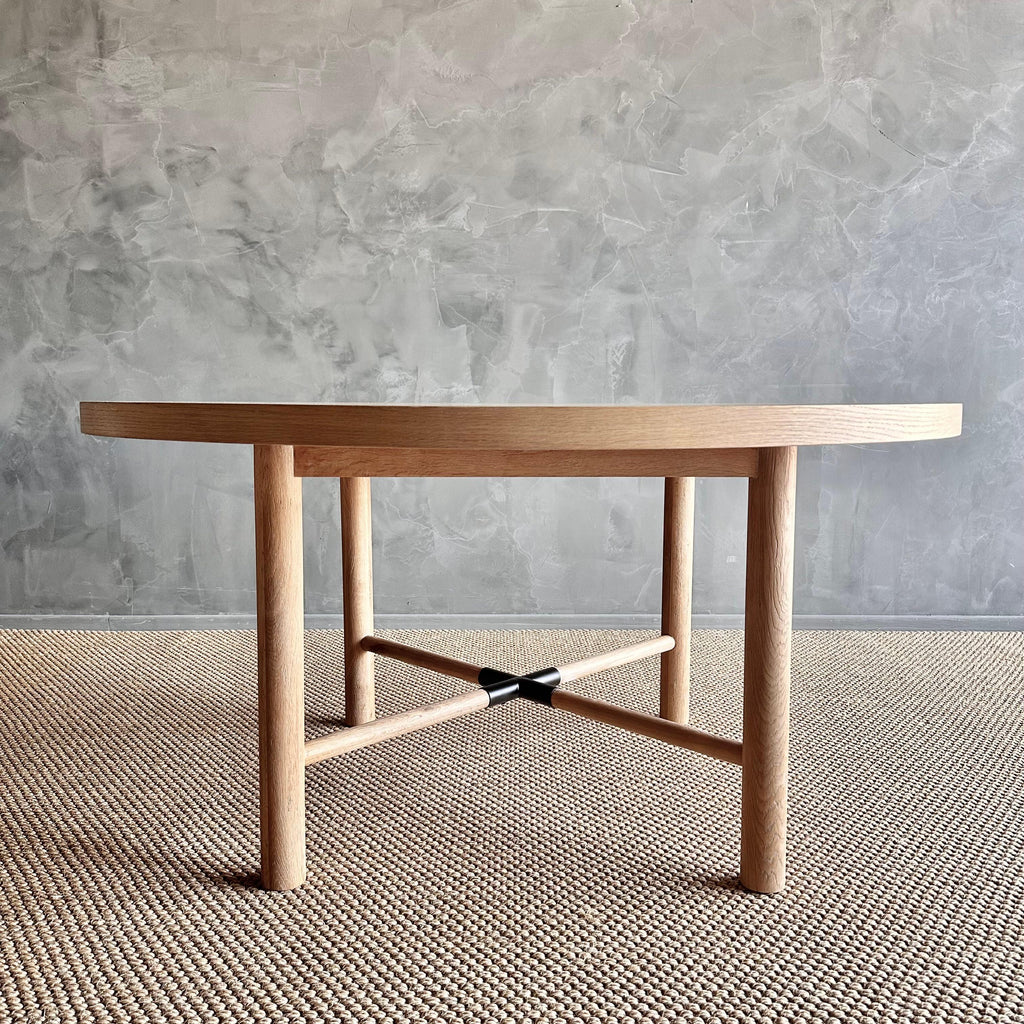 https://a.1stdibscdn.com/round-dining-table-in-natural-white-oak-finish-for-sale-picture-2/f_18223/f_427296621734120128785/IMG_1165_master.jpg