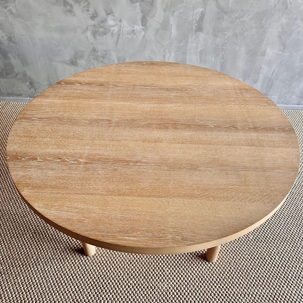https://a.1stdibscdn.com/round-dining-table-in-natural-white-oak-finish-for-sale-picture-6/f_18223/f_427296621734120131845/IMG_1168_master.jpg