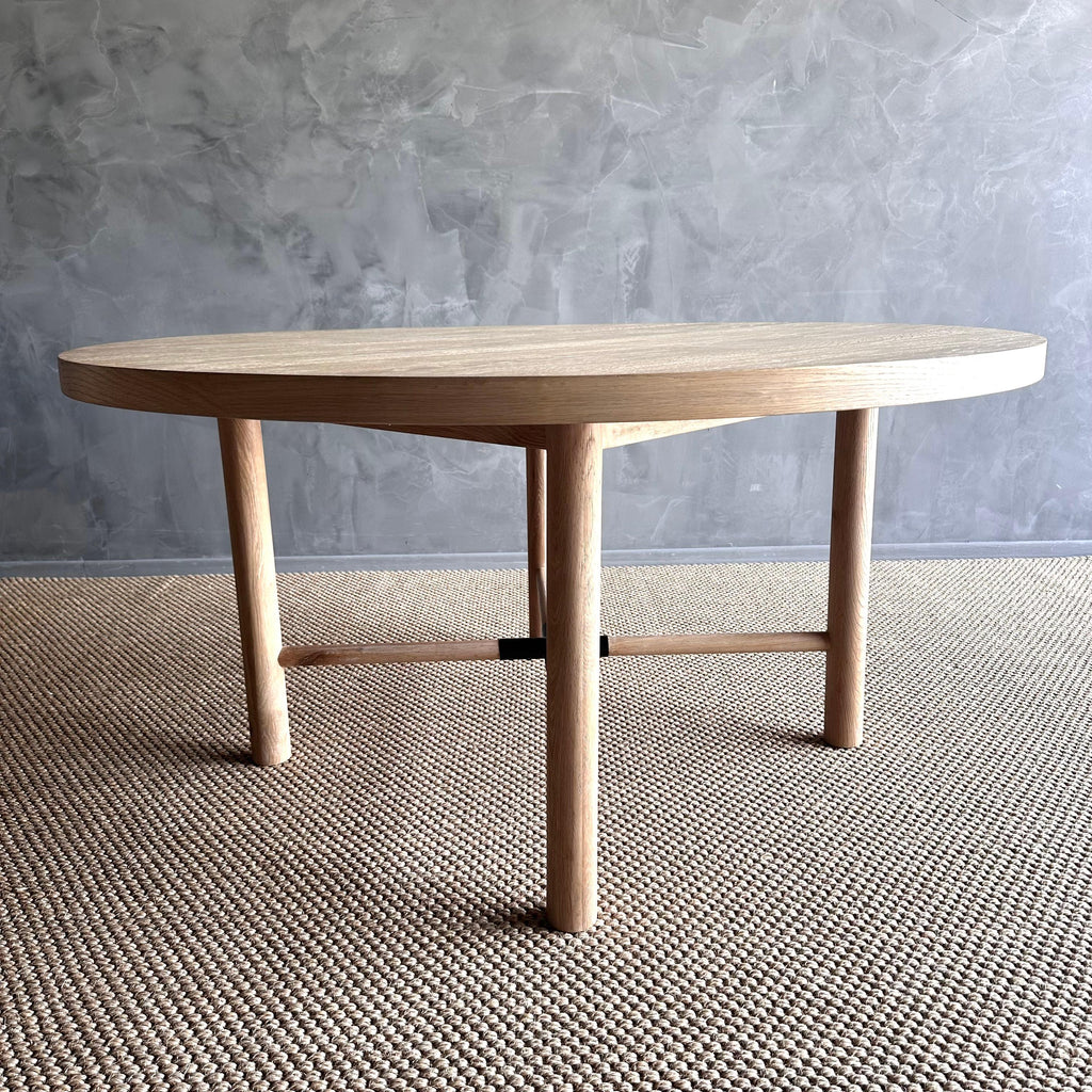 https://a.1stdibscdn.com/round-dining-table-in-natural-white-oak-finish-for-sale-picture-10/f_18223/f_427296621734120134384/IMG_1178_master.jpg