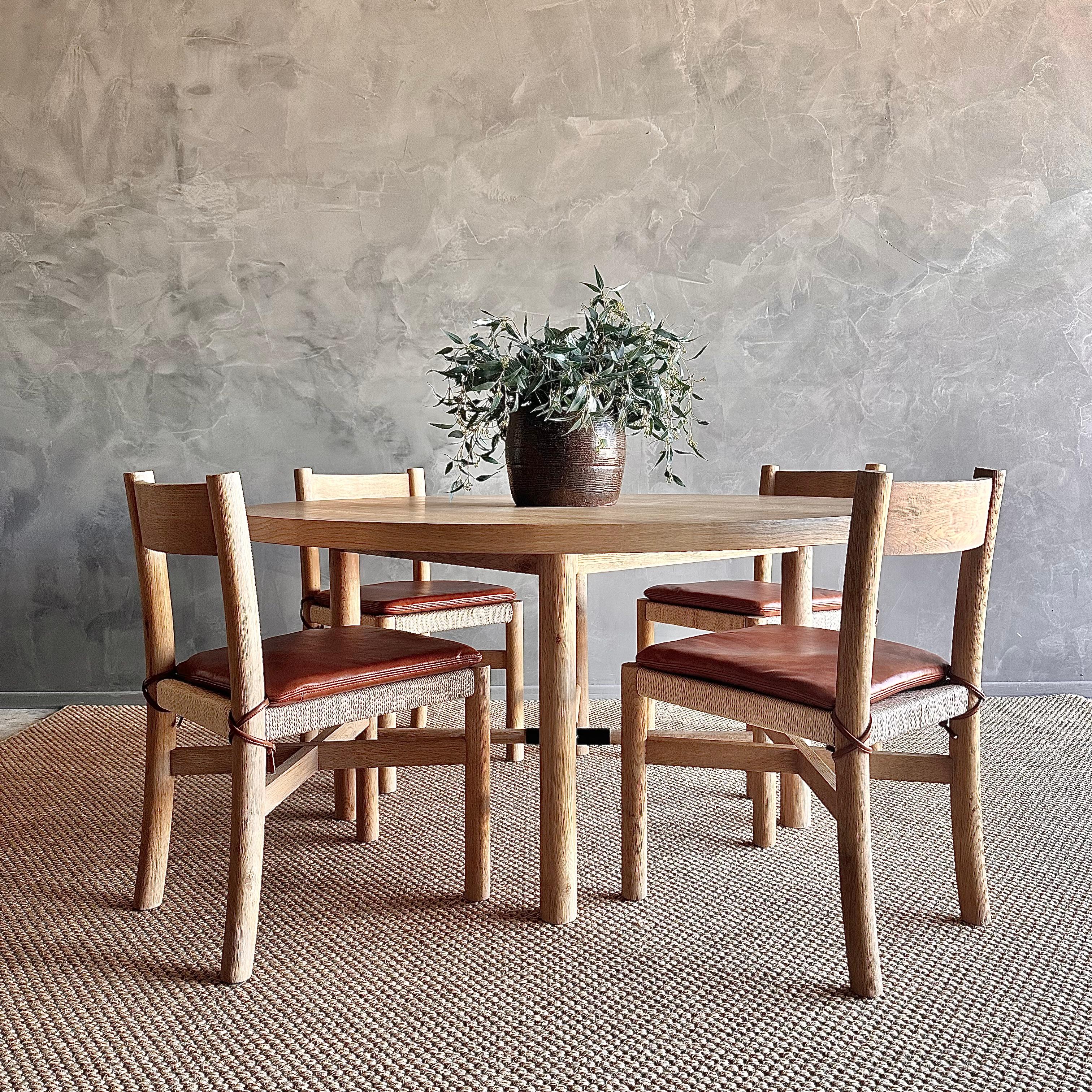 https://a.1stdibscdn.com/round-dining-table-in-natural-white-oak-finish-for-sale-picture-3/f_18223/f_427296621734120129443/IMG_1218_master.jpg