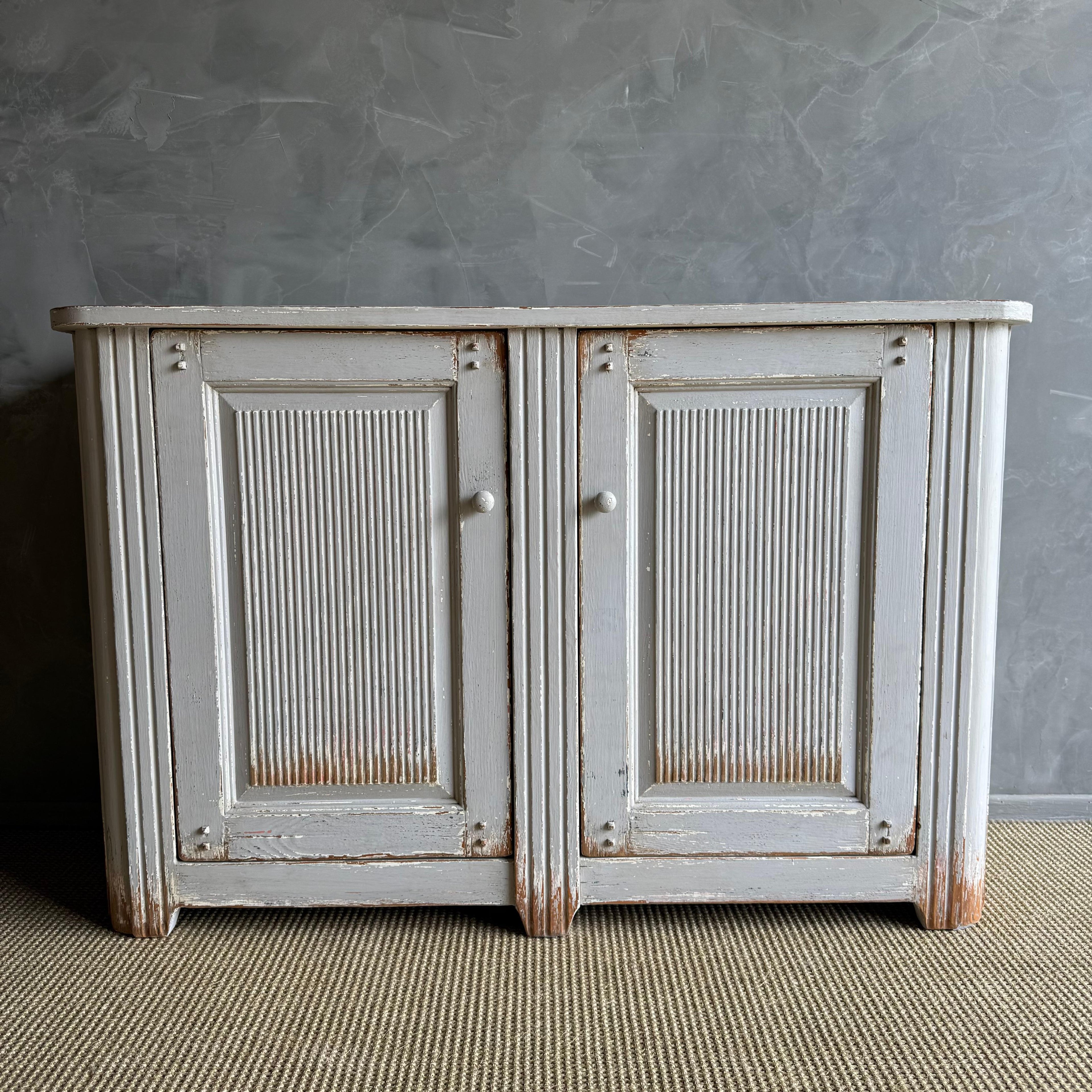 https://a.1stdibscdn.com/vintage-style-painted-2-door-cabinet-for-sale-picture-3/f_18223/f_476938821764018002810/IMG_1449_master.jpg