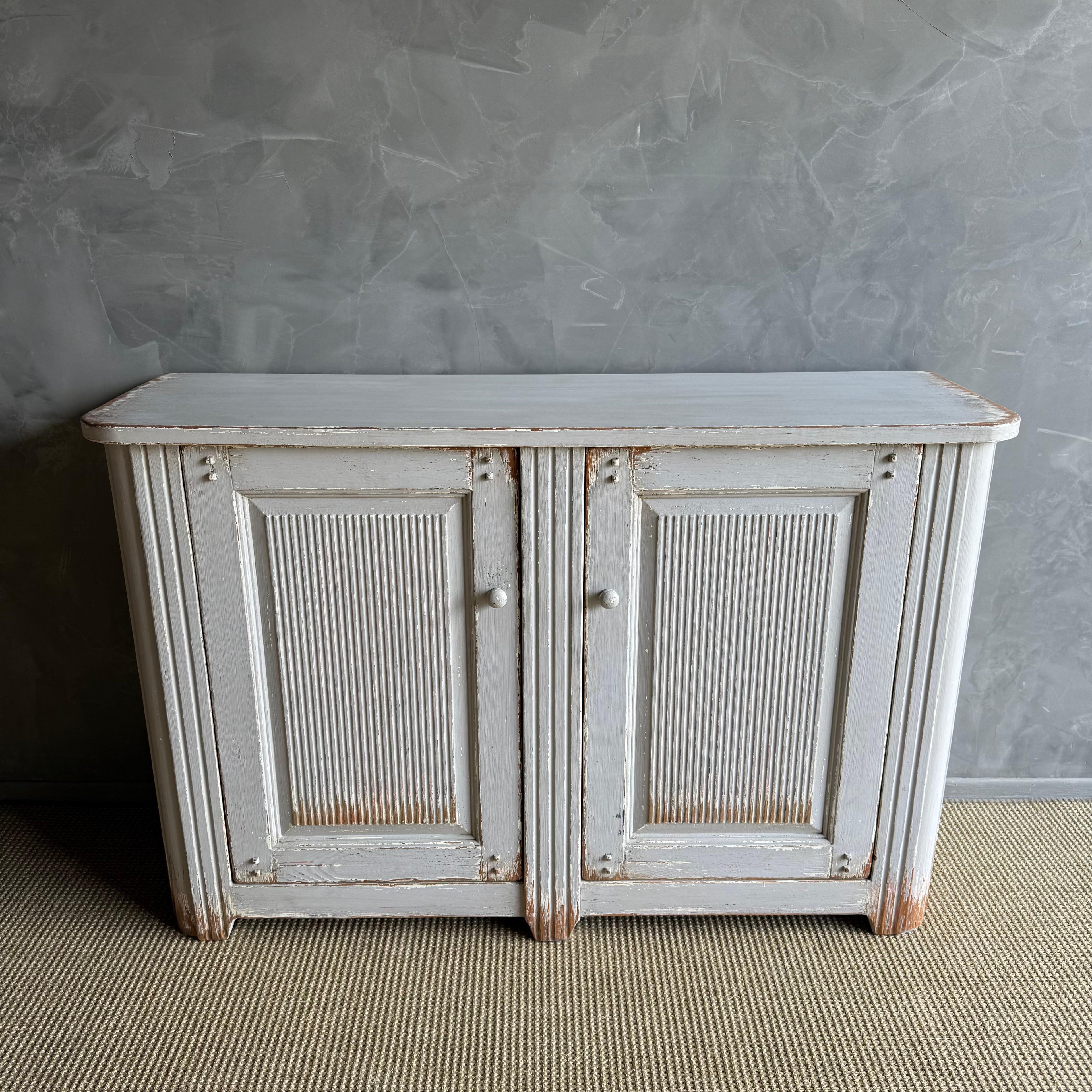 https://a.1stdibscdn.com/vintage-style-painted-2-door-cabinet-for-sale-picture-4/f_18223/f_476938821764018002742/IMG_1450_2_master.jpg