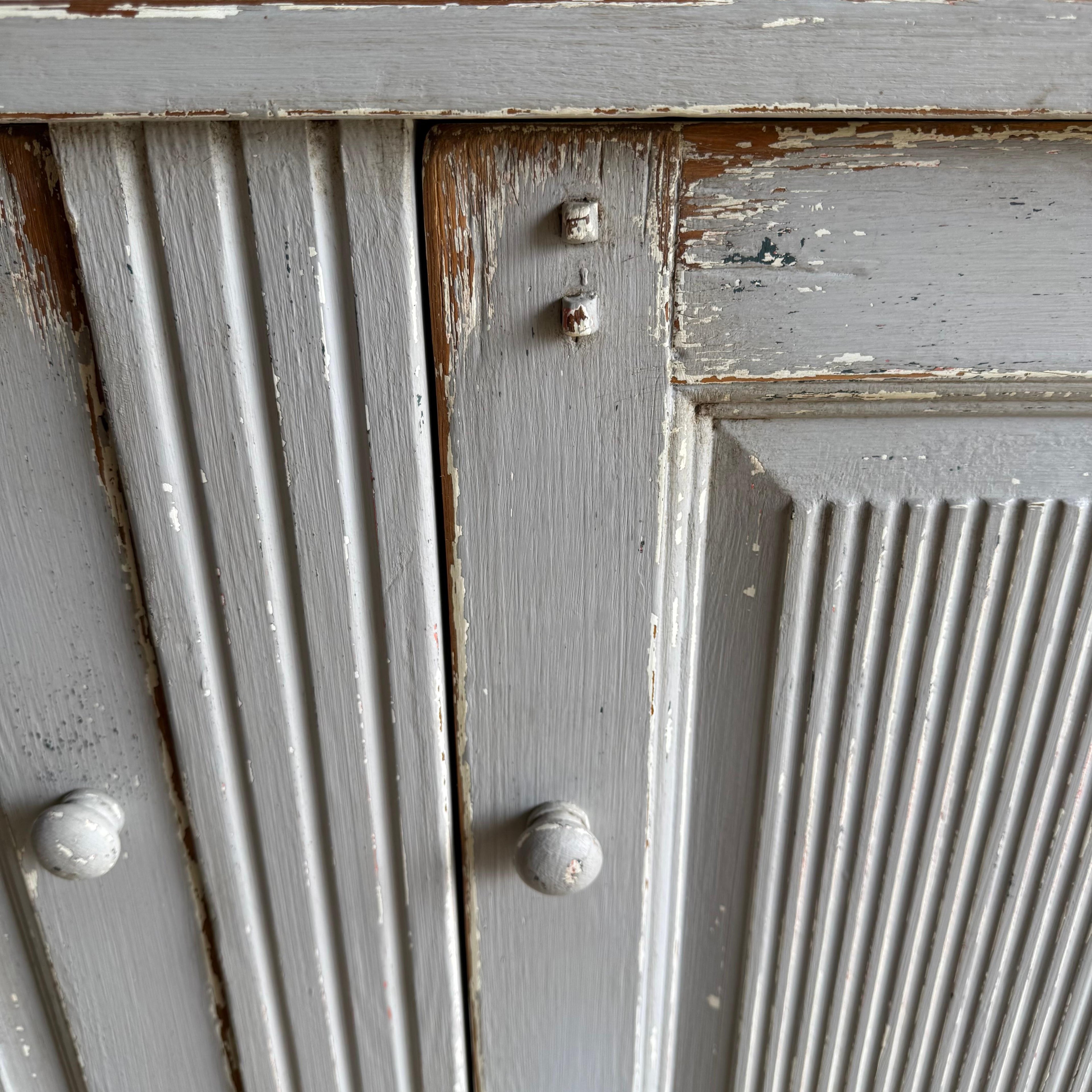 https://a.1stdibscdn.com/vintage-style-painted-2-door-cabinet-for-sale-picture-5/f_18223/f_476938821764018006882/IMG_1451_2_master.jpg