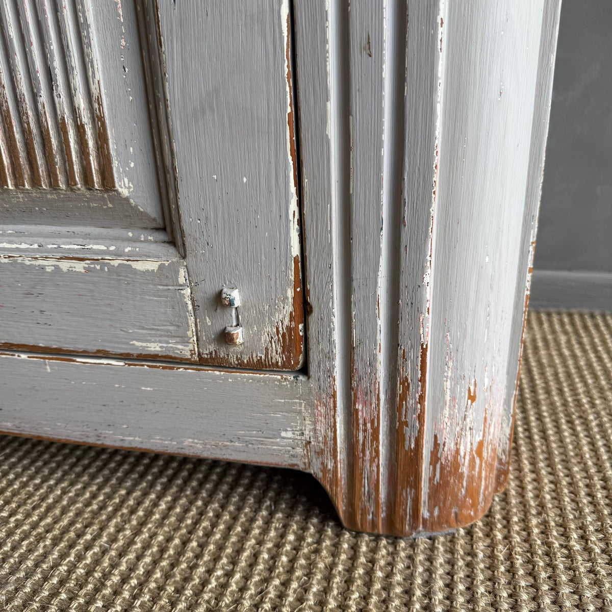 https://a.1stdibscdn.com/vintage-style-painted-2-door-cabinet-for-sale-picture-6/f_18223/f_476938821764018011884/IMG_1452_2_master.jpg