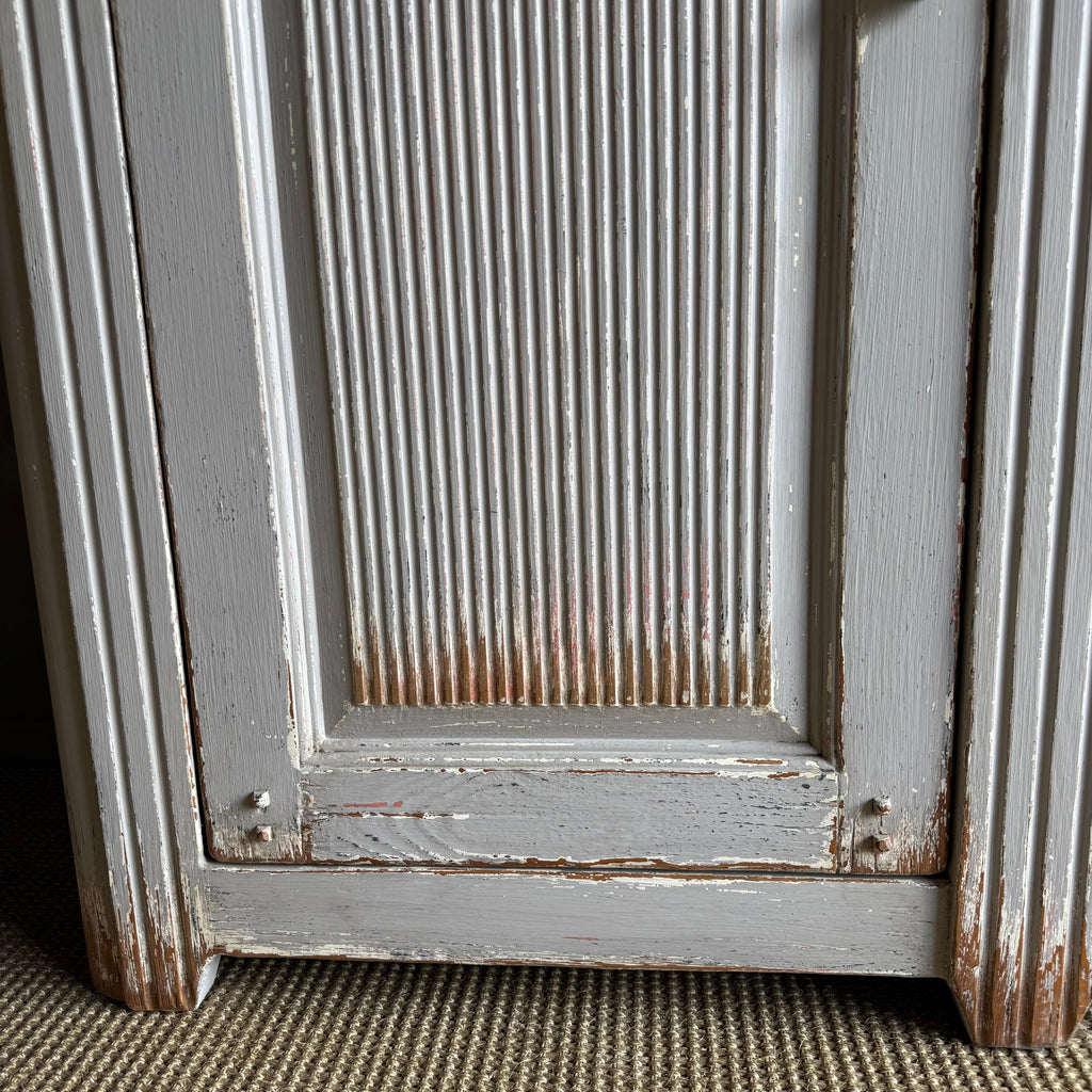 https://a.1stdibscdn.com/vintage-style-painted-2-door-cabinet-for-sale-picture-8/f_18223/f_476938821764018008727/IMG_1454_2_master.jpg