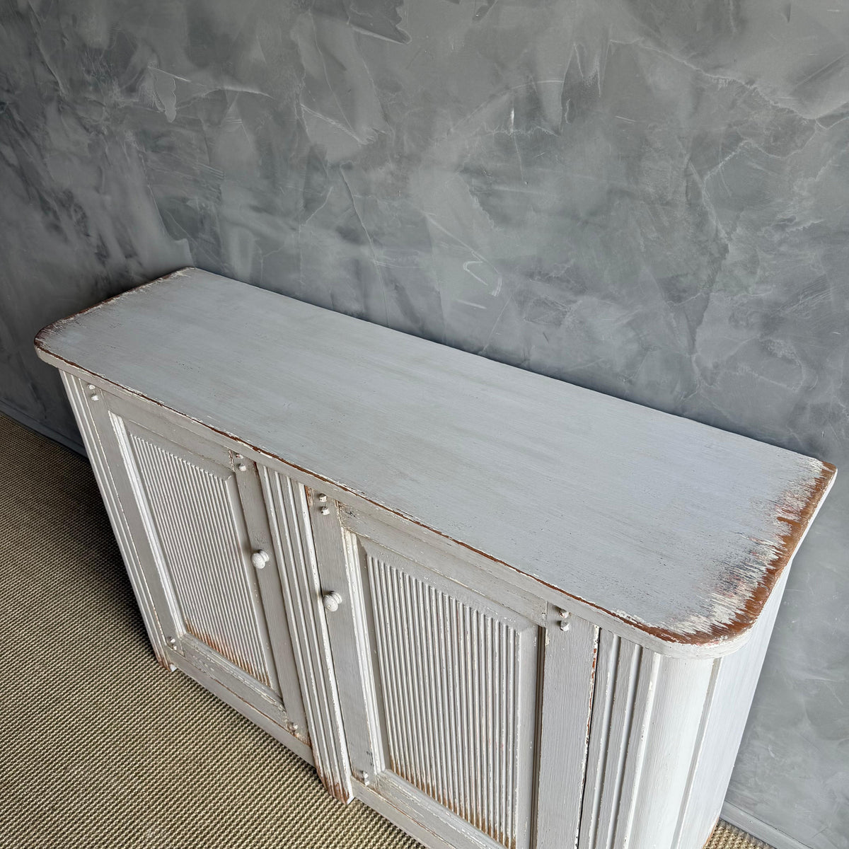 https://a.1stdibscdn.com/vintage-style-painted-2-door-cabinet-for-sale-picture-10/f_18223/f_476938821764018002350/IMG_1456_2_master.jpg