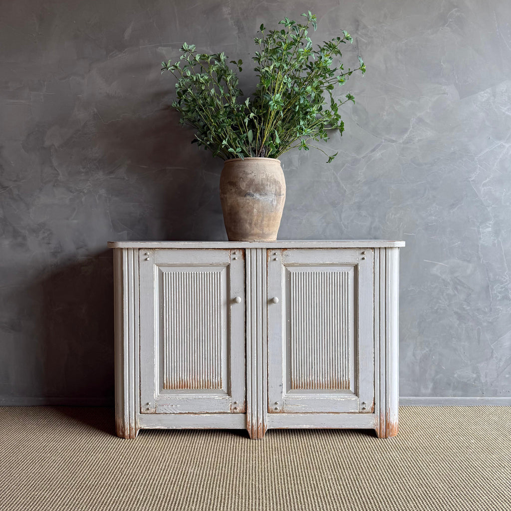 https://a.1stdibscdn.com/vintage-style-painted-2-door-cabinet-for-sale-picture-2/f_18223/f_476938821764018011499/IMG_1460_2_master.jpg