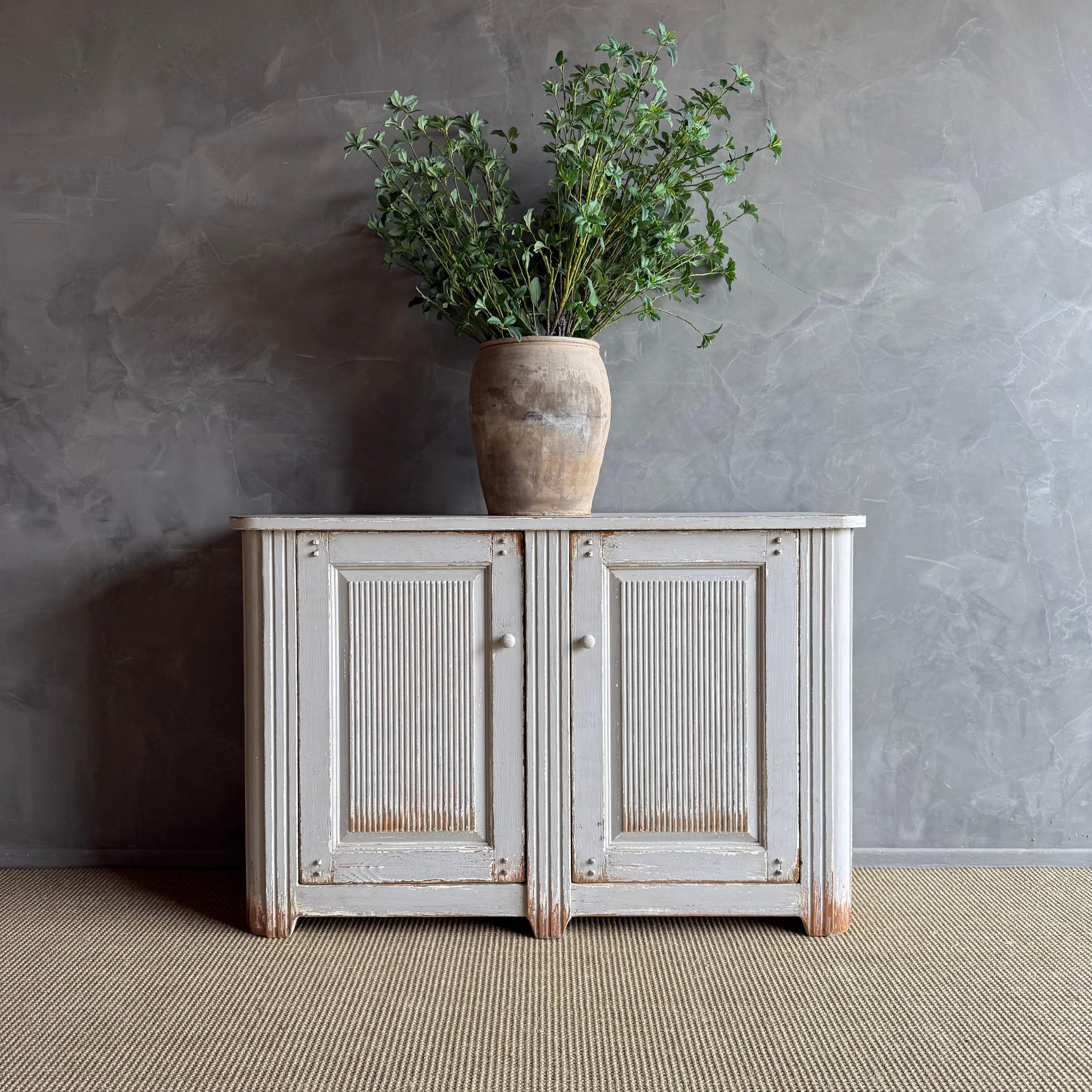 https://a.1stdibscdn.com/vintage-style-painted-2-door-cabinet-for-sale-picture-2/f_18223/f_476938821764018011499/IMG_1460_2_master.jpg