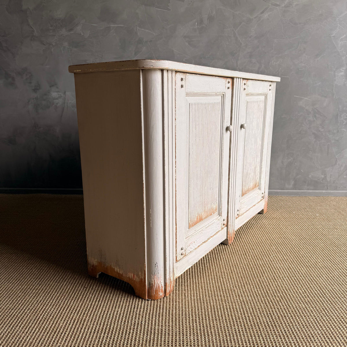 https://a.1stdibscdn.com/vintage-style-painted-2-door-cabinet-for-sale-picture-13/f_18223/f_476938821764018008534/IMG_1461_2_master.jpg