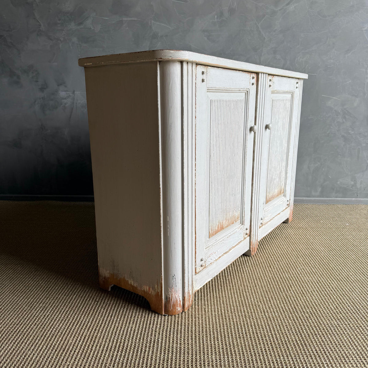 https://a.1stdibscdn.com/vintage-style-painted-2-door-cabinet-for-sale-picture-14/f_18223/f_476938821764018011596/IMG_1462_2_master.jpg