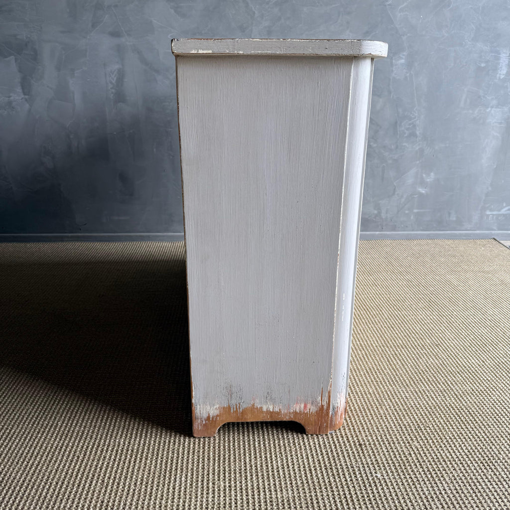 https://a.1stdibscdn.com/vintage-style-painted-2-door-cabinet-for-sale-picture-16/f_18223/f_476938821764018011559/IMG_1464_2_master.jpg