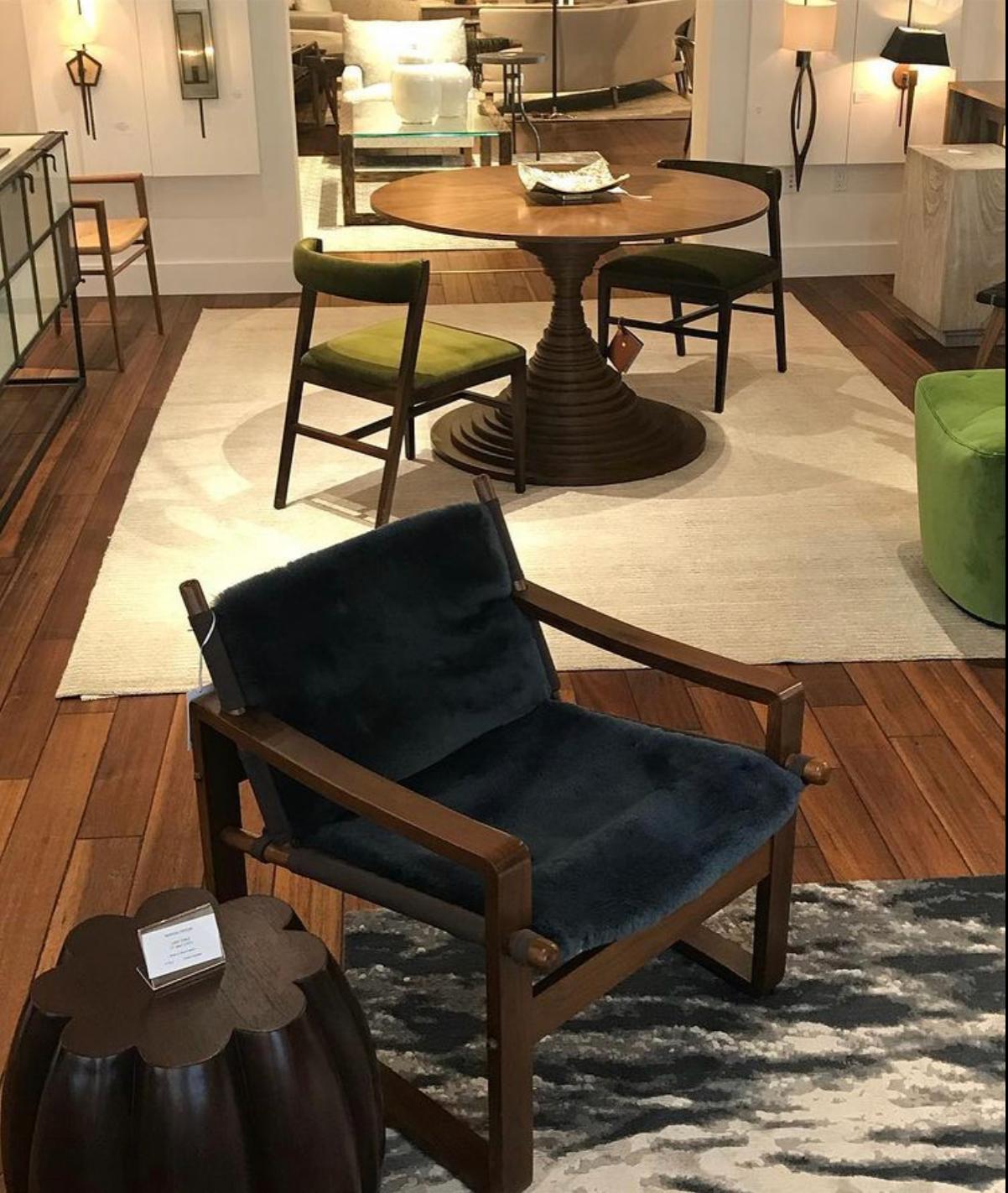 https://a.1stdibscdn.com/walnut-campaign-safari-chair-with-white-leather-upholstery-for-sale-picture-17/f_54442/f_483290921768431112233/IMG_1466_master.jpg