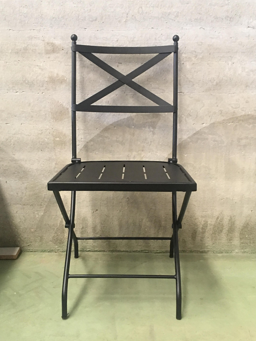 https://a.1stdibscdn.com/french-vintage-style-bistro-folding-iron-chair-indoor-outdoor-for-sale-picture-4/f_17262/f_150730811560366677005/IMG_1536490411089_master.JPG